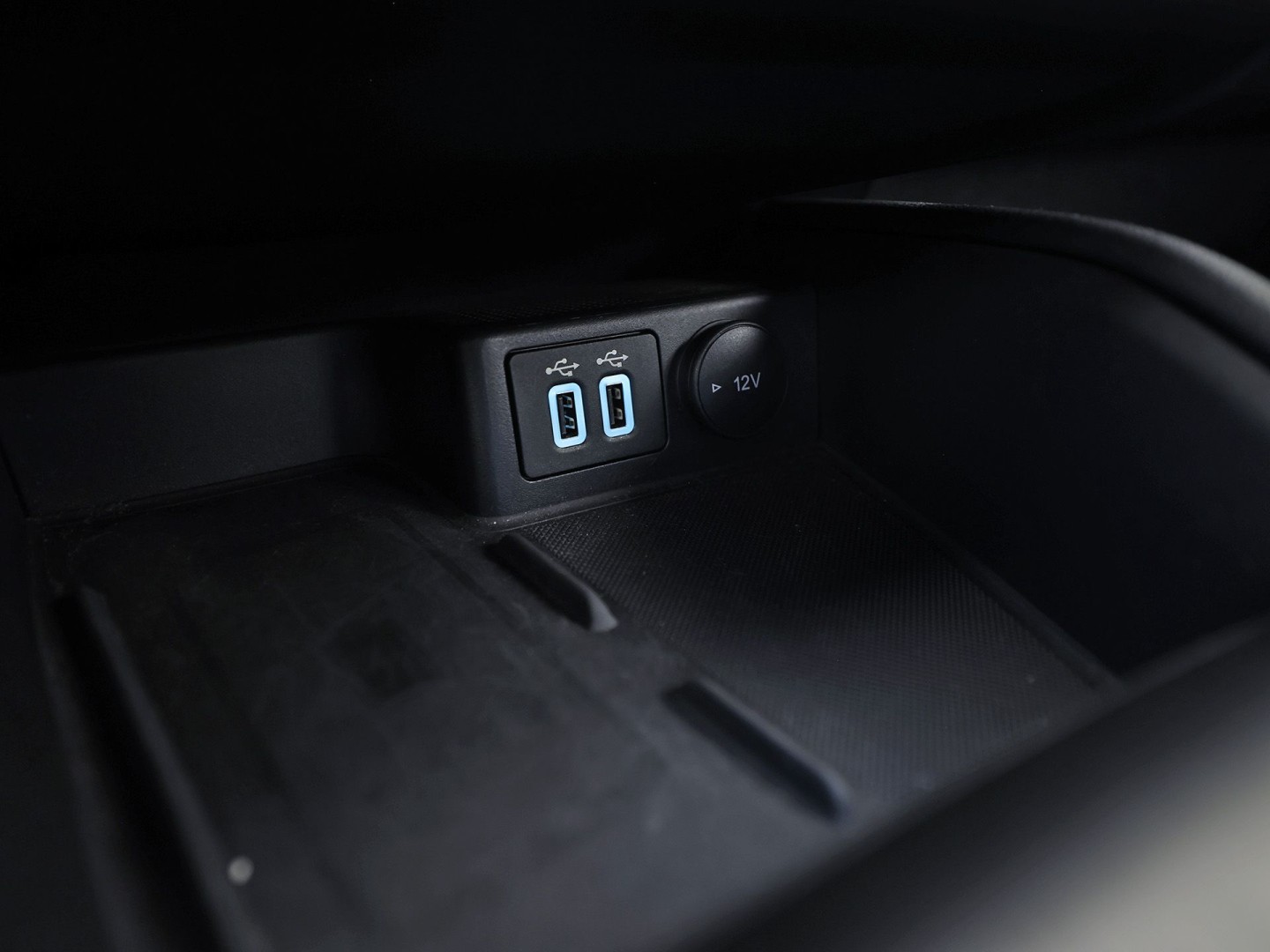 Ford Kuga 2.5 PHEV Titanium 225Pk Automaat (VIRTUAL COCKPIT, APPLE CARPLAY, GROOT NAVI, CAMERA, TREKHAAK, SPORTSTOELEN, KEYLESS, CRUISE, LANE ASSIST, NIEUWSTAAT)