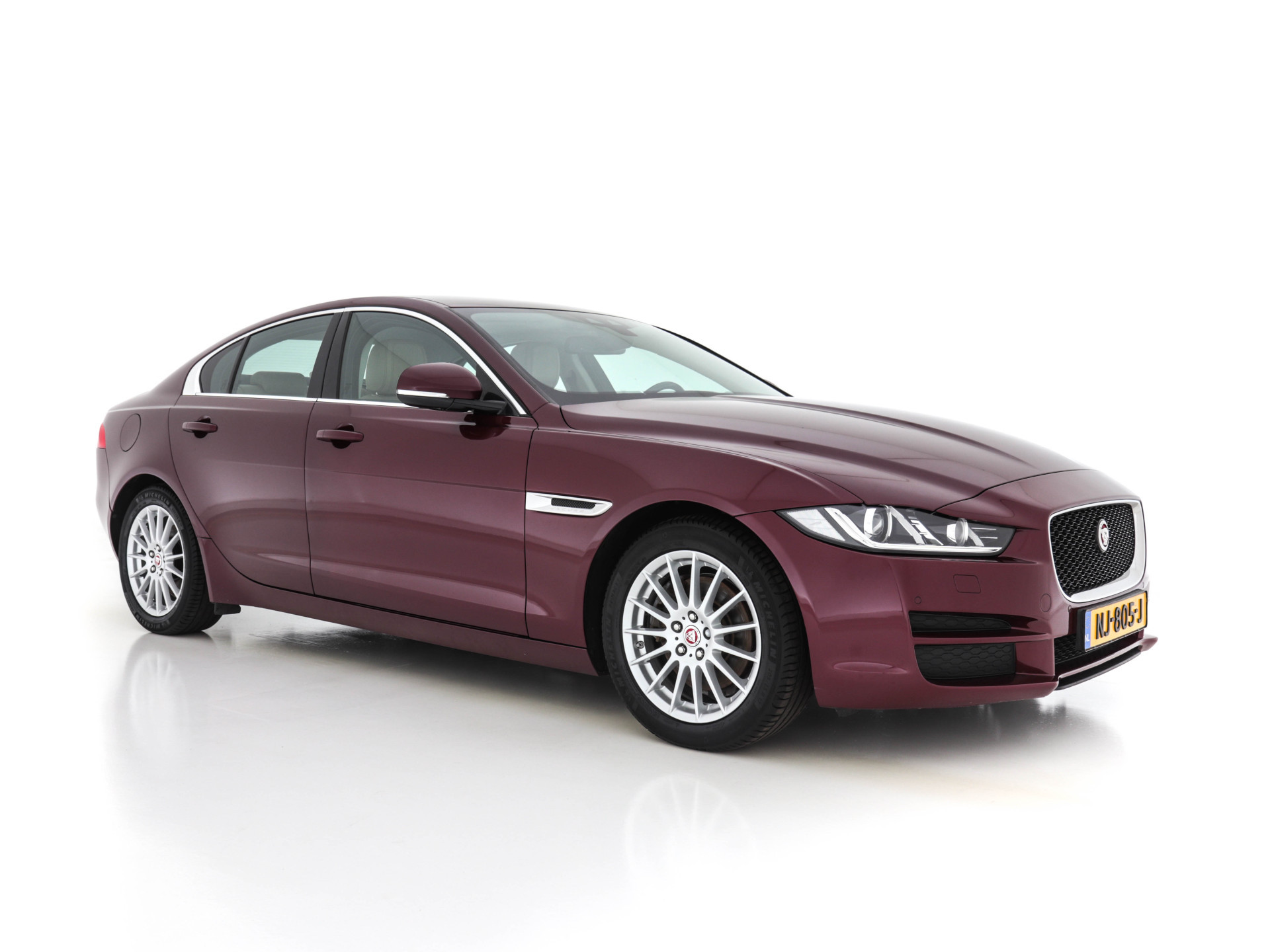 Jaguar XE 2.0 D Portfolio (INCL-BTW) Aut. *LEATHER | NAVI-FULLMAP | BI-XENON | CAMERA | ECC | COMFORT-SEATS | SHIFT-PADDLES | PDC | JAGUAR-AUDIO | CRUISE | LANE-ASSIST | TOWBAR | 18"ALU*