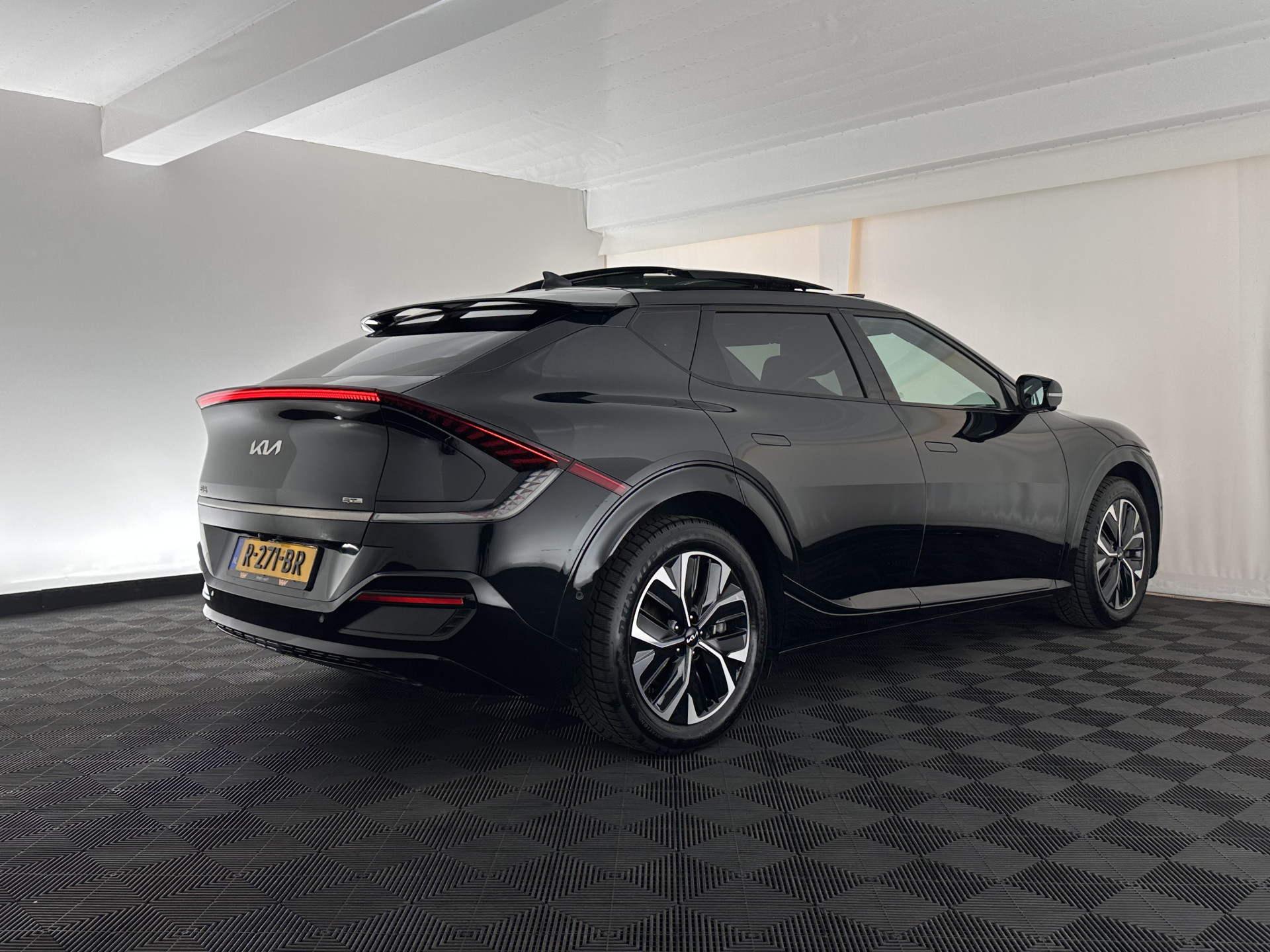 Kia EV6 GT-Line 77.4 kWh [ 3-Fase-11kW ] (SOH-100%) (INCL-BTW) Aut. *HEATPUMP | PANO | HEAD-UP | LEATHER-ALCANTARA | ADAPTIVE-CRUISE | DIGI-COCKPIT | MERIDIAN-AUDIO | MEMORYPACK | FULL-LED | KEYLESS | TOPVIEW | DAB | BLINDSPOT | NAVI-FULLMAP |