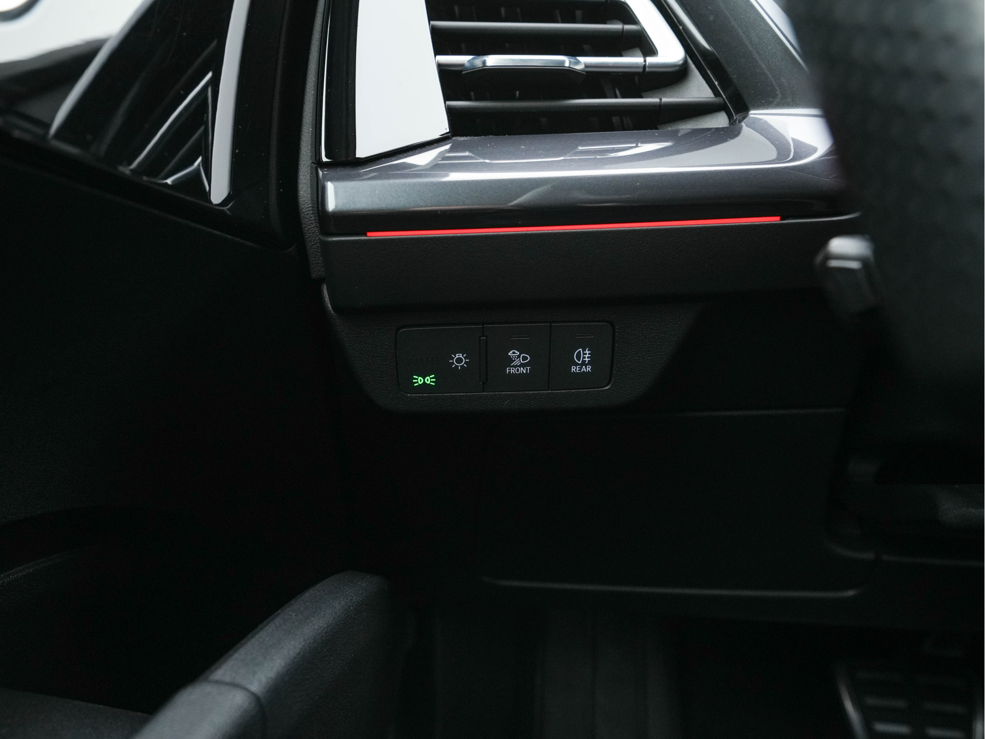 Audi Q4 e-tron 40 S-line Launch edition Competition 77 kWh [ 3-Fase-11kW ] {SOH-93%} (INCL-BTW) *HEATPUMP | LEATHER-FABRIC | SONOS-AUDIO | MATRIX-LED | ADAPTIVE-CRUISE | HEATED-SPORTSEATS | AMBIENTLIGHT | DIGI-COCKPIT | CAMERA | KEYLESS | DAB+ | NAVI-FULL