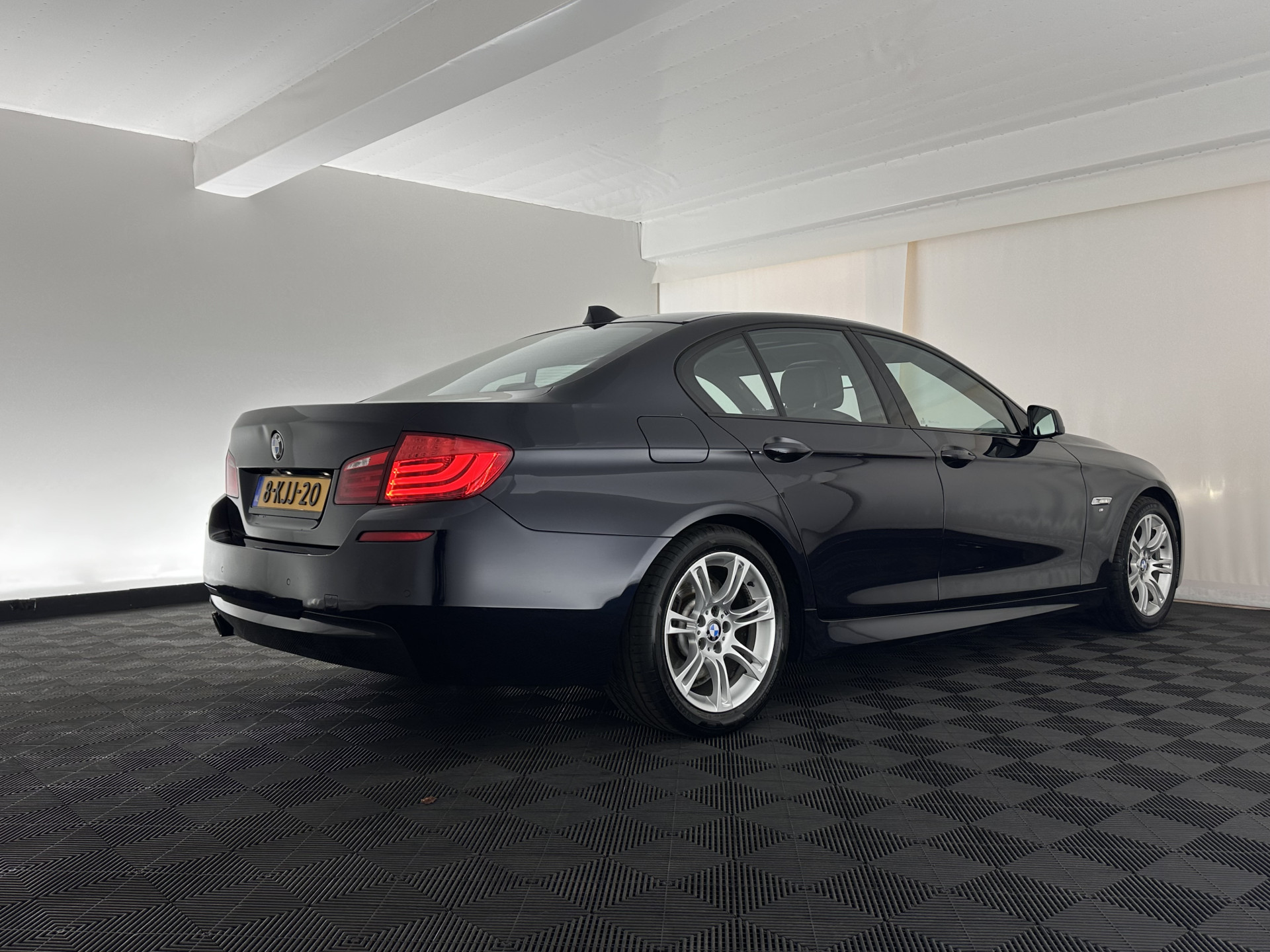 BMW 5-serie 520i M-Sportpack High Executive Aut. *PANO | LEATHER | XENON | HARMAN/KARDON | HEATED-SPORTSEATS | NAVI-FULLMAP | PRIVACY-GLASS | SHIFTPADDLES | ECC | PDC | CRUISE | 18''ALU*