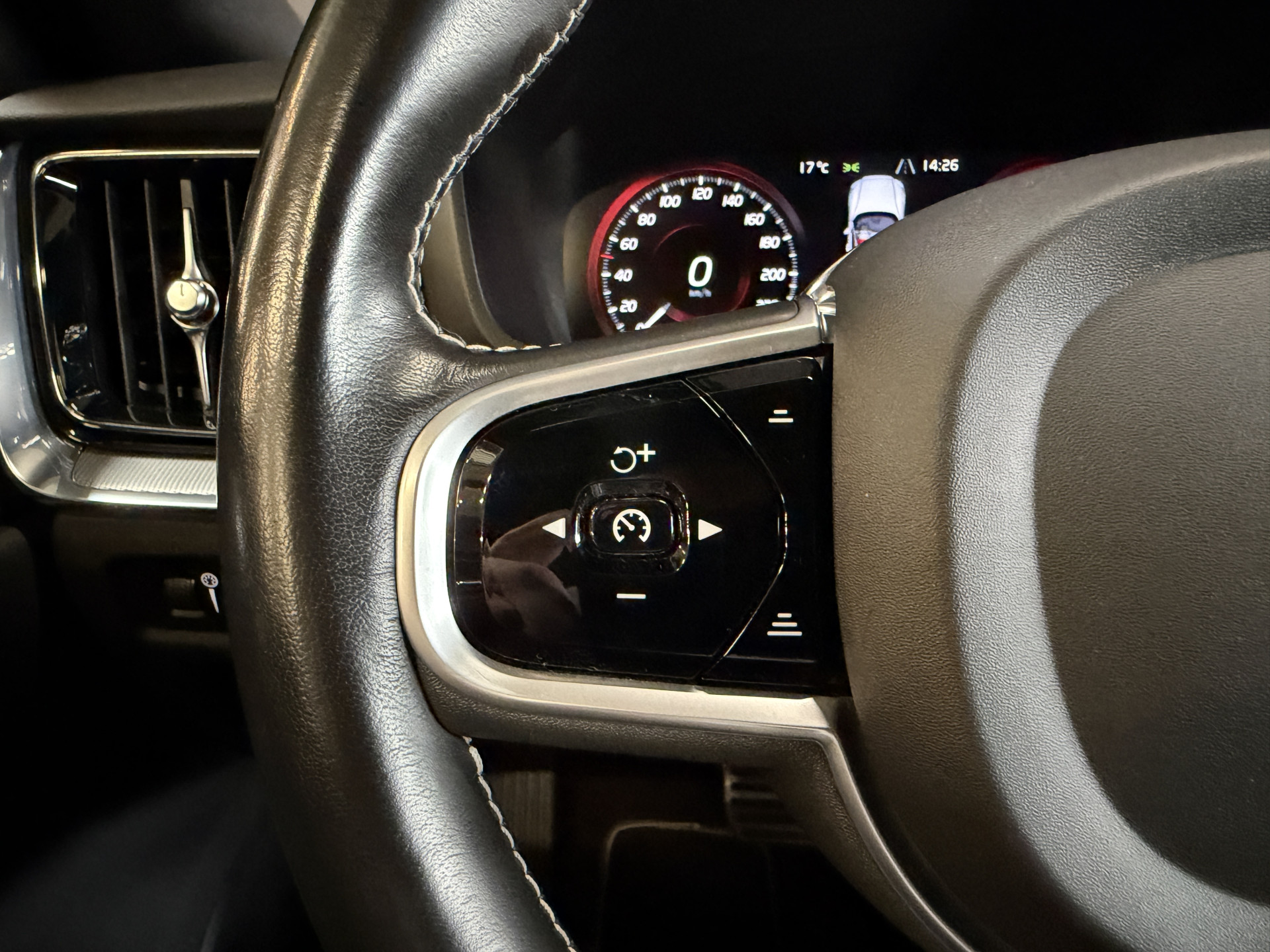 Volvo V60 2.0 T8 Recharge AWD R-Design | Elektr. trekhaak | Camera | Stoel/stuurverwarming | Carplay | Adaptive cruise