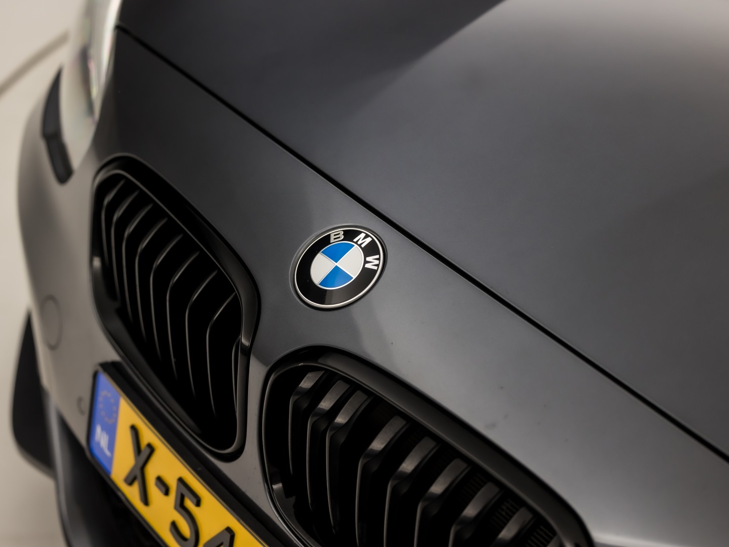 BMW M140i M Sport High Executive 340Pk Automaat (6 CILINDER, M PAKKET, HARMAN/KARDON, ALCANTARA, CAMERA, SPORTSTOELEN, M SPORTREMMEN, NAVIGATIE, STOELVERWARMING, GETINT GLAS, NIEUWSTAAT)