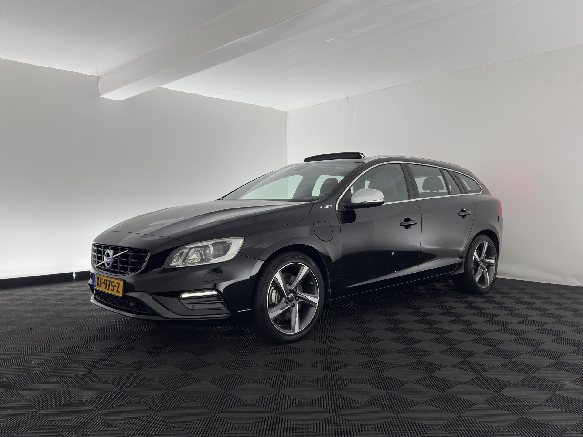 Volvo V60 2.4 D6 Twin Engine R-Design Aut. *PANO | LEATHER-ALCANTARA | BI-XENON | MEMORY-PACK | HEATED-COMFORTSEATS | NAVI-FULLMAP | CAMERA | PRIVACY-GLASS | ECC | PDC | CRUISE | 18''ALU*