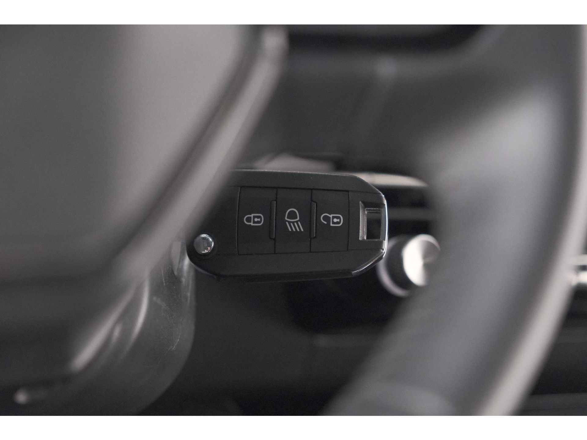 Peugeot 2008 Hybrid 136 e-DCS6 Style | Apple Carplay | Parkeersensoren | Climate control