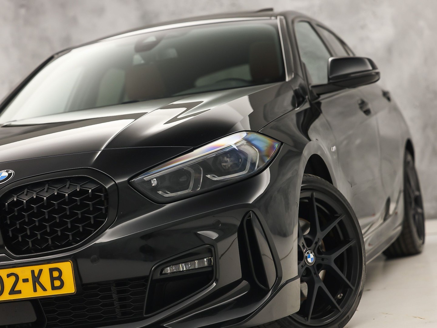BMW 1 Serie 118i M Sport Automaat (PANORAMADAK, M PAKKET, DEALER ONDERHOUDEN, STUUR/STOELVERWARMING, CAMERA, BRUIN LEDER, SPOILER, BLACK PACK, SFEERVERLICHTING, NIEUWSTAAT)