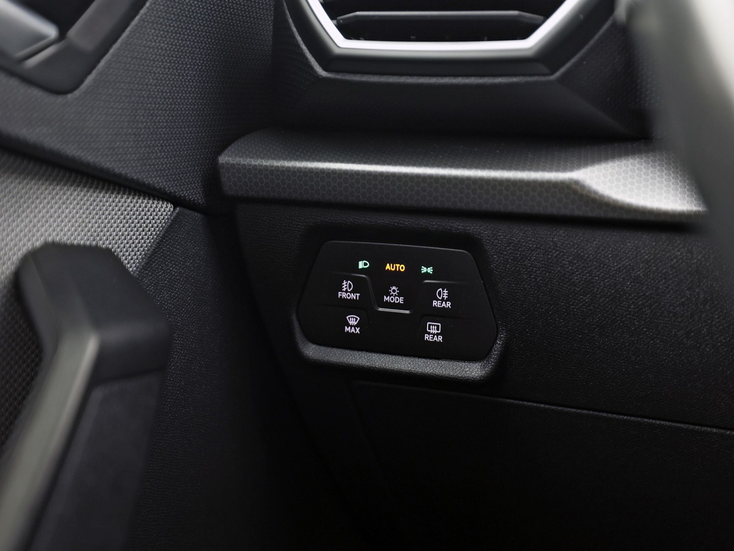 SEAT Leon 1.5 TSI Sport (4 CILINDER, VIRTUAL COCKPIT, APPLE CARPLAY, GROOT NAVI, CAMERA, SPORTSTOELEN, GETINT GLAS, ADAPTIVE CRUISE, NIEUWSTAAT)