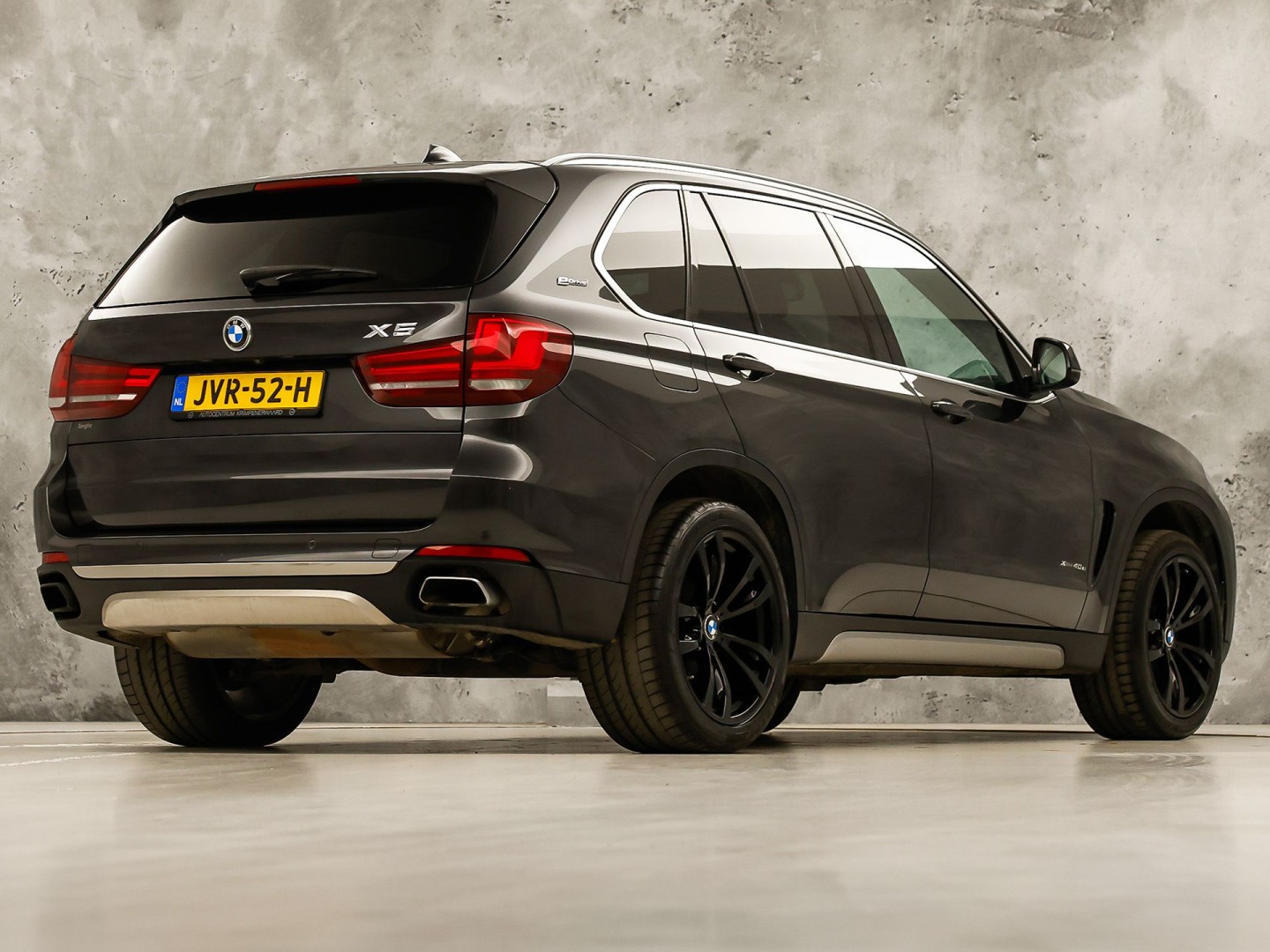 BMW X5 xDrive40e iPerformance High Executive 313Pk Automaat (GROOT NAVI, HEAD-UP DISPLAY, COMFORTSTOELEN MET GEHEUGEN, SFEERVERLICHTING, CAMERA, STOELVERWARMING, GETINT GLAS, NIEUWSTAAT)