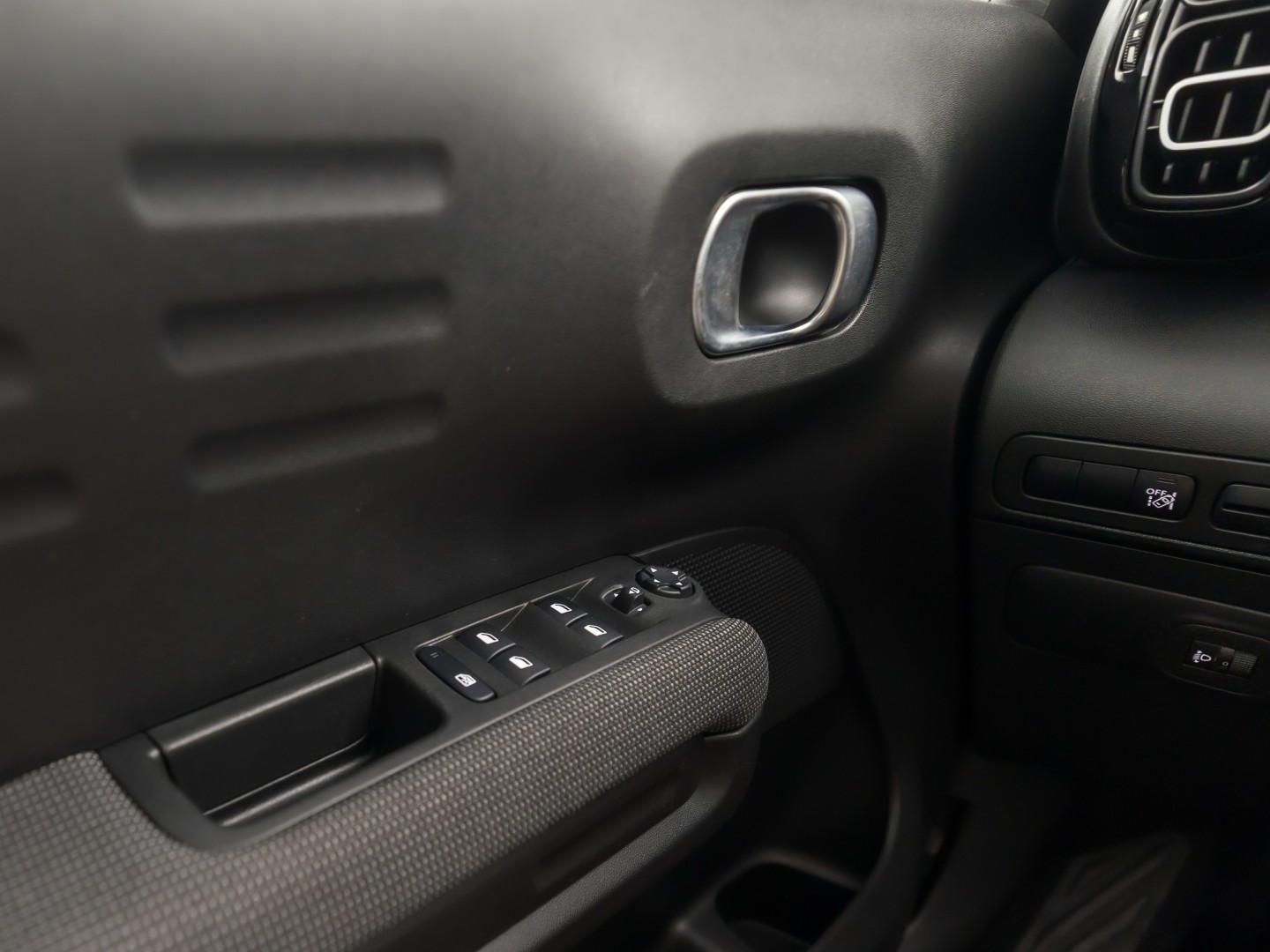 Citroën C3 Aircross 1.2 PureTech S&S Sport (APPLE CARPLAY, GROOT NAVI, LM VELGEN, TREKHAAK, GETINT GLAS, SPORTSTOELEN, CRUISE, NIEUWE APK, NIEUWSTAAT)
