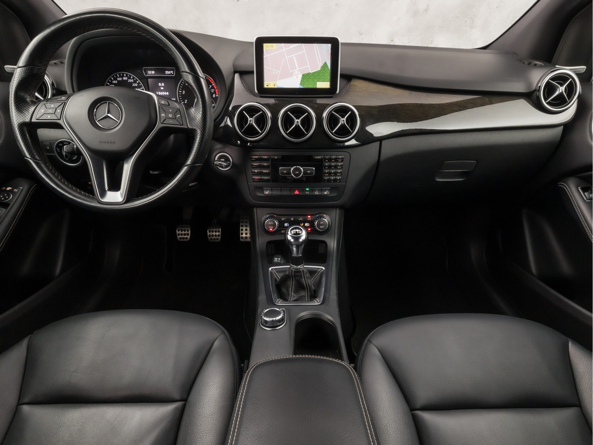 Mercedes-Benz B-Klasse 200 AMG Sport 157Pk (GROOT NAVI, CLIMATE, CAMERA, HARMAN/KARDON, STOELVERWARMING, LEDEREN SPORTSTOELEN, HARMAN/KARDON, XENON, ZWART HEMEL, NIEUWSTAAT)