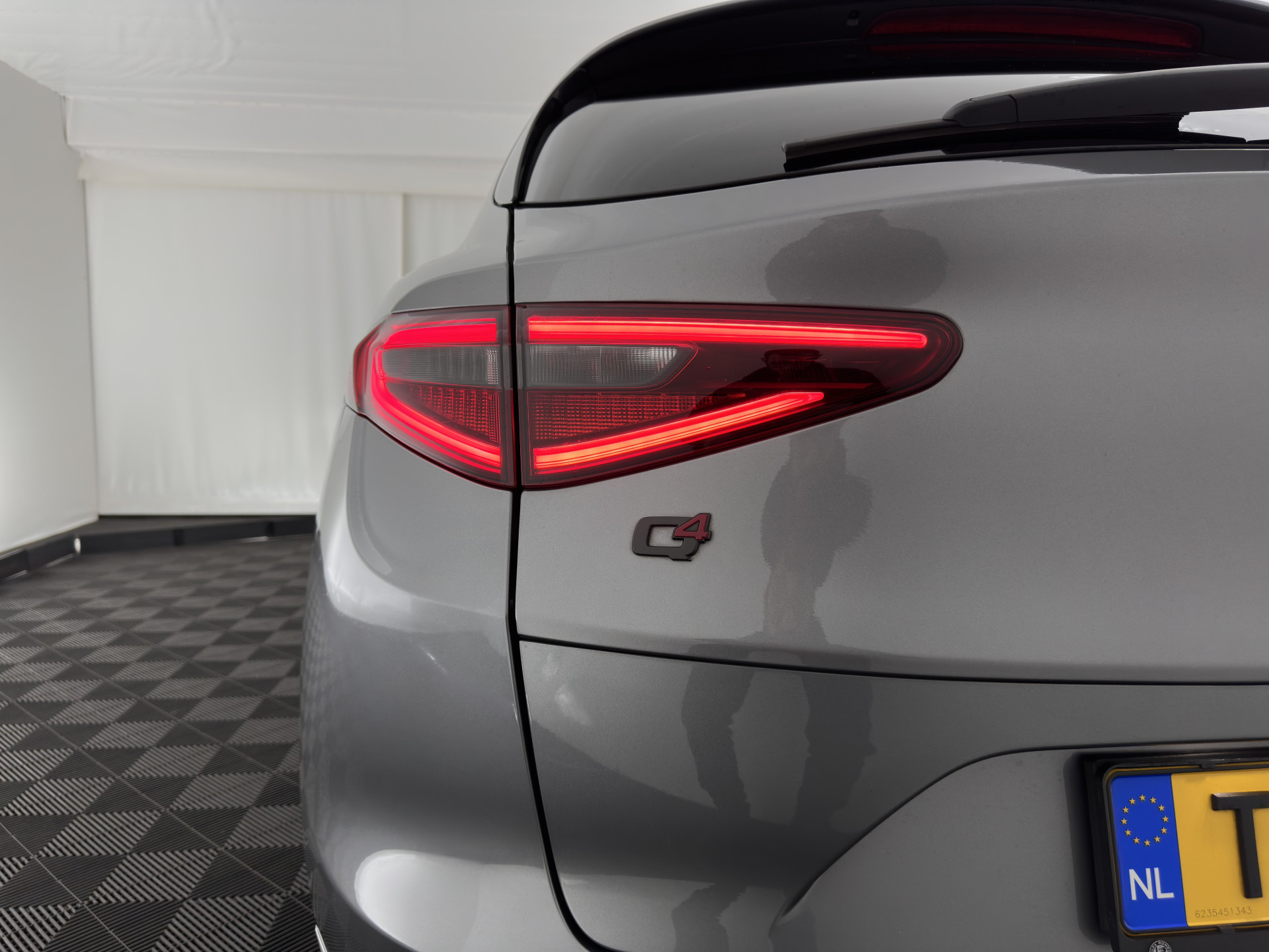 Alfa Romeo Stelvio 2.0 T Veloce AWD B-Tech Business Edition Aut. *PANO | LEATHER | XENON | ADAPTIVE-CRUISE | MEMORY-PACK | BLIND-SPOT | HEATED-SPORTSEATS | CAMERA | DAB+ | KEYLESS | SHIFT-PADDLES | PRIVACY-GLASS | NAVI-FULLMAP | TOWBAR | 20''