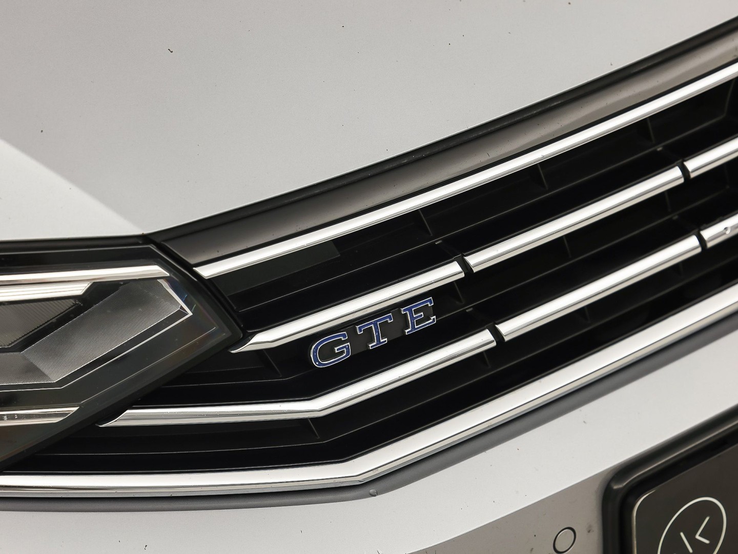 Volkswagen Passat Variant 1.4 TSI PHEV GTE 218Pk Automaat (APPLE CARPLAY, SOH 88,9%, GROOT NAVI, CAMERA, TREKHAAK, KEYLESS, SPORTSTOELEN, STOELVERWARMING, GETINT GLAS, NIEUWSTAAT)