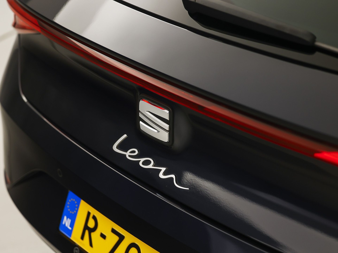 SEAT Leon 1.0 eTSI Intense Sport Automaat (VIRTUAL COCKPIT, APPLE CARPLAY, GROOT NAVI, CAMERA, SPORTSTOELEN, KEYLESS, ADAPTIVE CRUISE, NIEUWSTAAT)