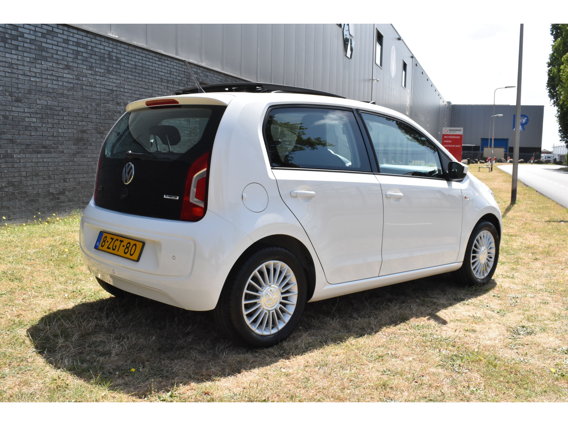 Volkswagen Up! 1.0 high up! BlueMotion Panodak Navigatie Pdc Lage km-stand