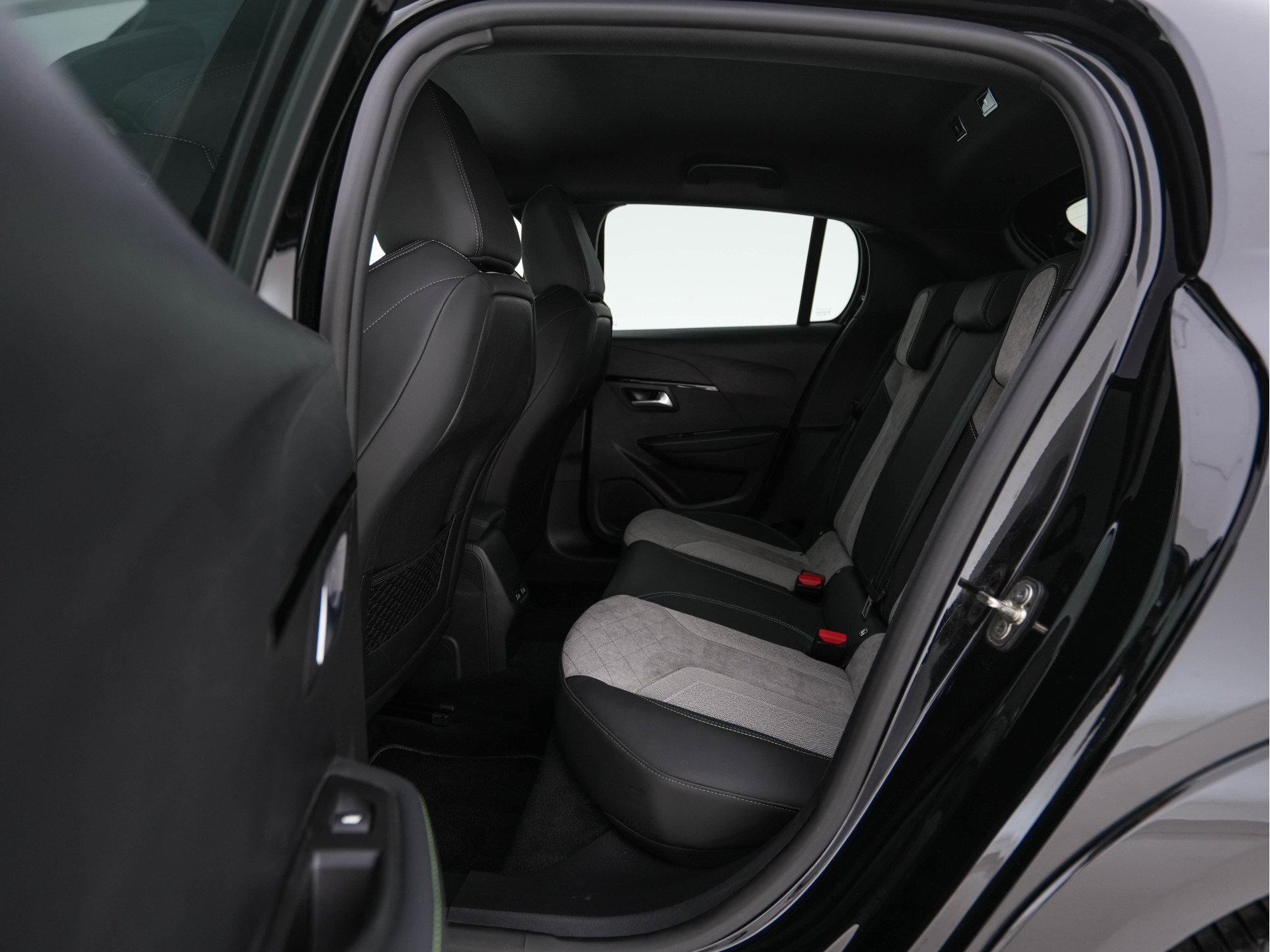 Peugeot e-208 EV GT-Line 350 50 kWh [ 3-Fase ] {SOH-90%} (INCL-BTW) *FULL-LED | DIGI-COCKPIT | BLINDSPOT | CAMERA | LEATHER-ALCANTARA | NAVI-FULLMAP | LANE-ASSIST | KEYLESS | DAB | CCS-FASTLOADER | HEATED-SPORTSEATS | AMBIENT-LIGHT | 17"ALU*