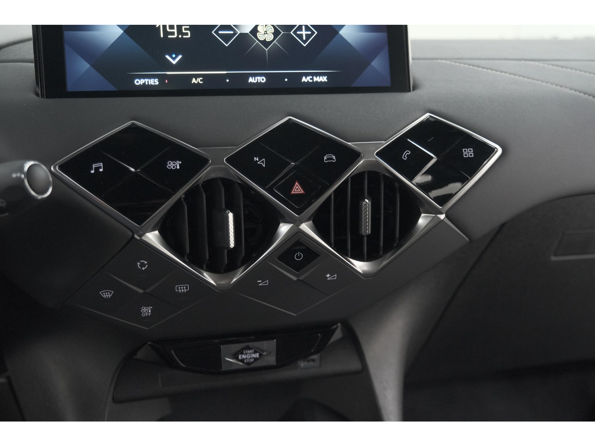 DS 3 Crossback PureTech 100 Montmartre | Parkeersensoren | Apple Carplay | Allseason Banden | Navigatie | Climate Control