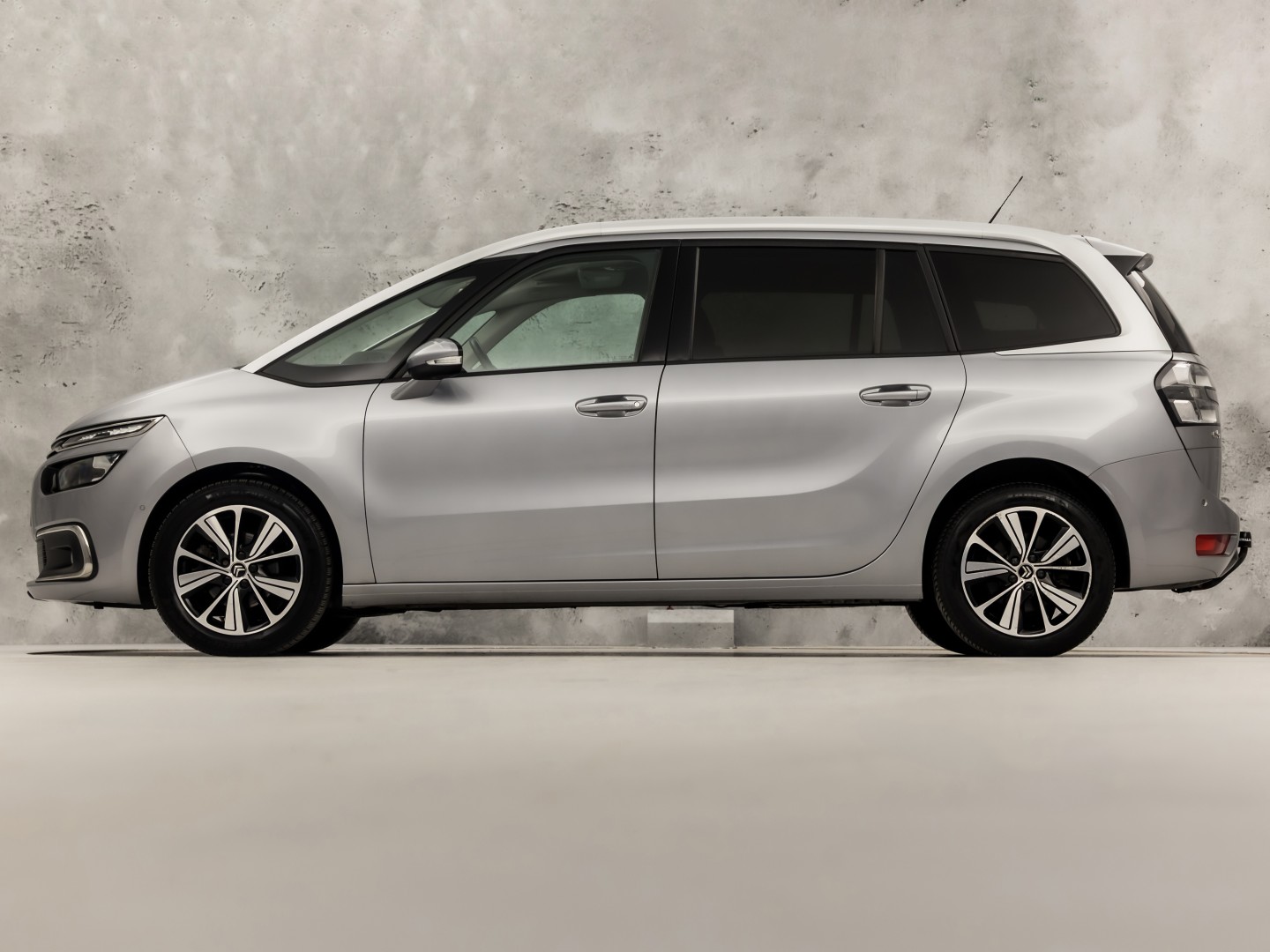 Citroën Grand C4 Picasso 1.2 PureTech Sport 7 Persoons Automaat (APPLE CARPLAY, GROOT NAVI, GETINT GLAS, TREKHAAK, SPORTSTOELEN, CAMERA, CRUISE, NIEUWE APK, NIEUWSTAAT)