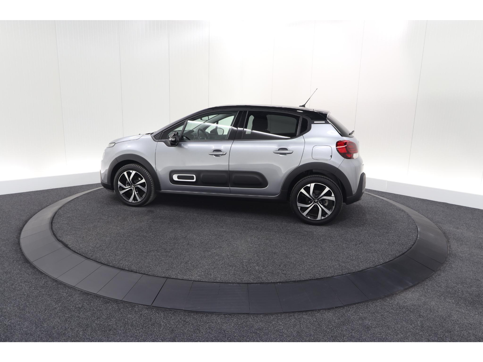 Citroen C3 PureTech 110 EAT6 Shine | Camera | Navigatie | Parkeersensoren | Apple Carplay | 17 Inch Lichtmetalen Velgen