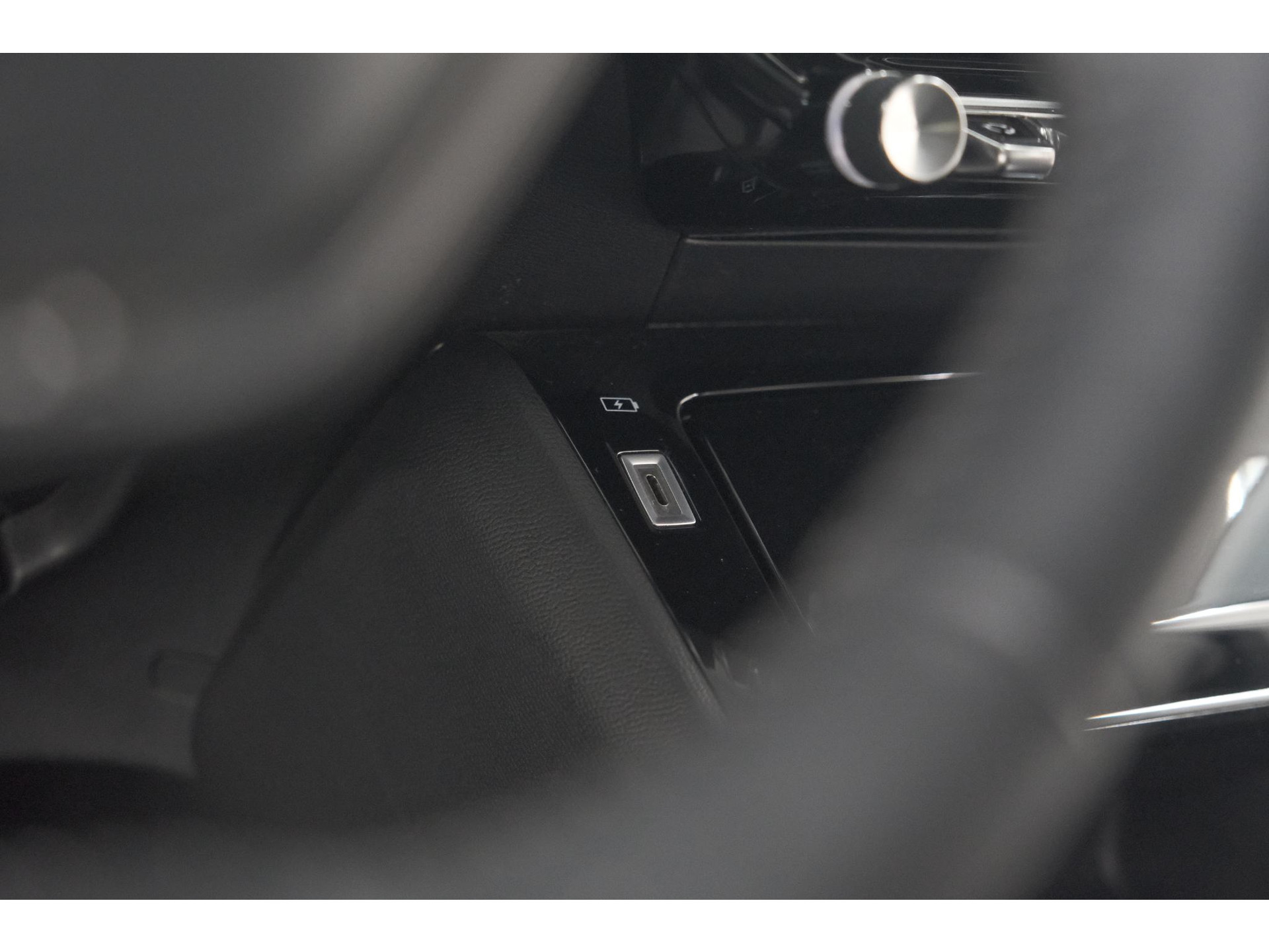 Peugeot e-2008 EV Allure 50 kWh | SOH=96.7 % | 3 Fase Laadfunctie | Camera | Navigatie | Parkeersensoren | Apple Carplay