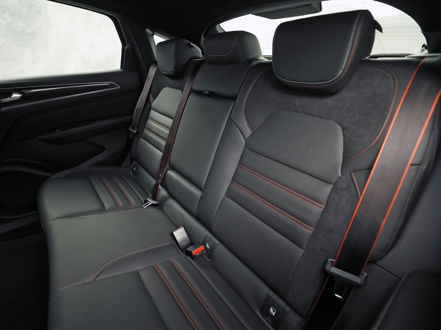 Renault Arkana 1.6 E-Tech Hybrid 145 R.S. Line 145Pk Automaat (VIRTUAL COCKPIT, APPLE CARPLAY, GROOT NAVI, STUUR/STOELVERWARMING, LEDER/ALCANTARA, CAMERA, ELEKTRISCHE SPORTSTOELEN, GETINT GLAS, ADAPTIVE CRUISE, KEYLESS, NIEUWSTAAT)