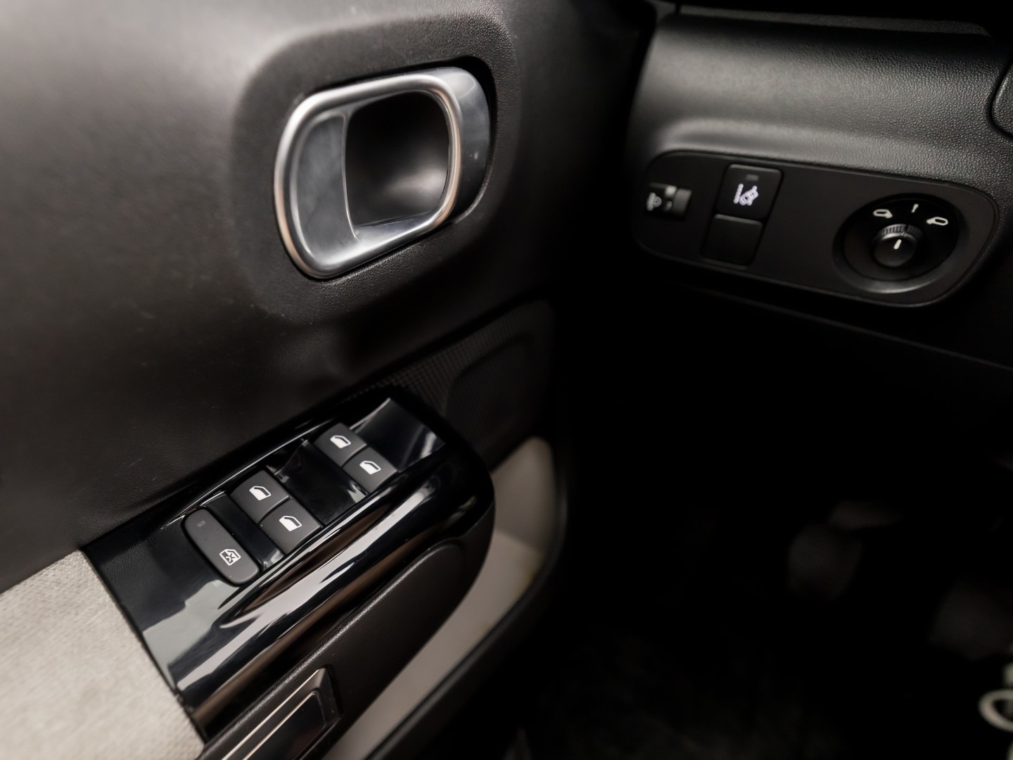 Citroën C3 1.2 PureTech S&S Shine Sport 110Pk (APPLE CARPLAY, GROOT NAVI, STOELVERWARMING, SPORTSTOELEN, CRUISE, LANE ASSIST, NIEUWSTAAT)