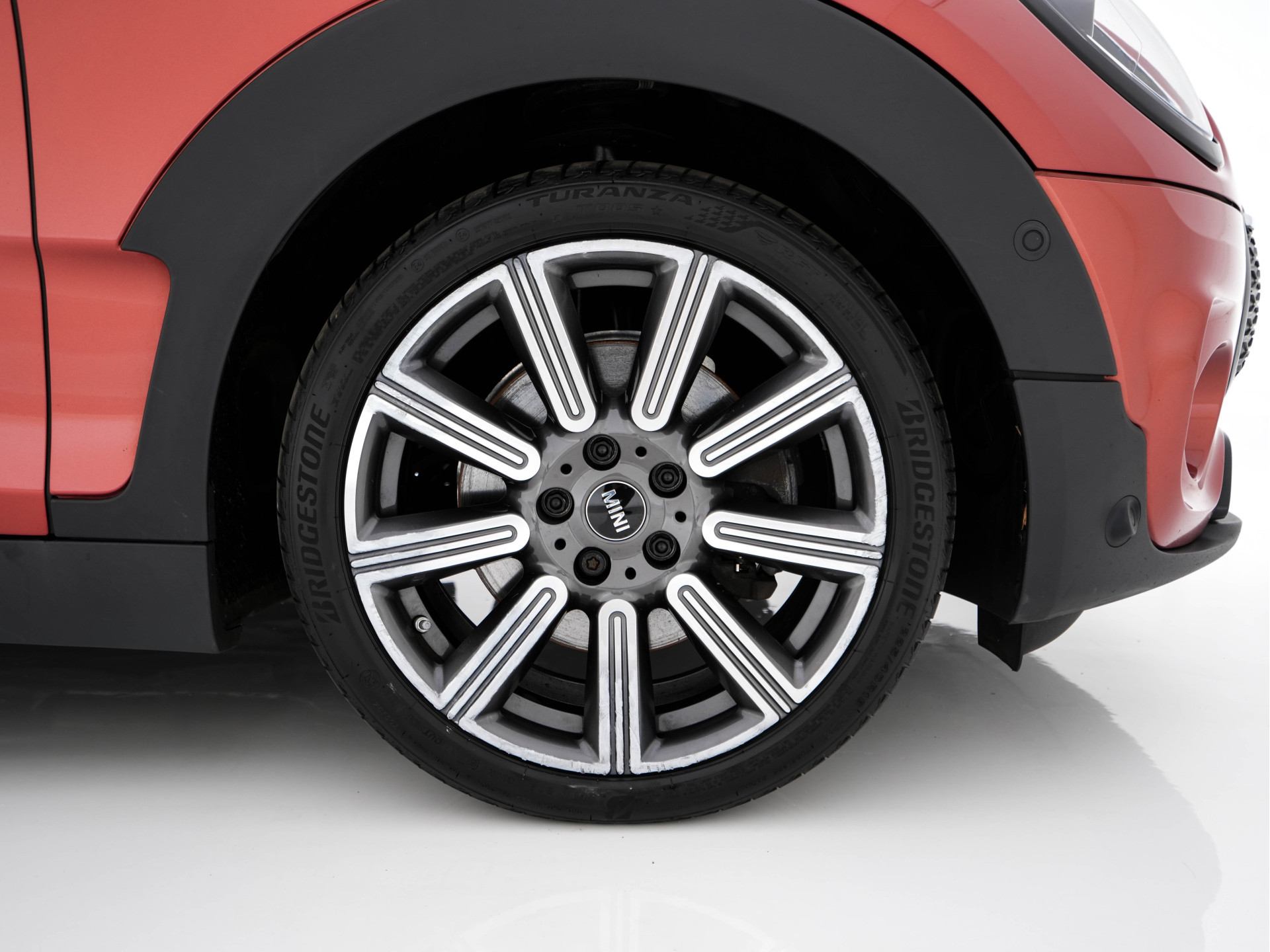 MINI Mini Clubman 2.0 Cooper S ALL4  Premier Plus JCW (INCL-BTW) Aut * PANO | LEATHER | FULL-LED | HEATED-SPORTSEATS | DIGI-COCKPIT | AMBIENT-LIGHT | PRIVACY-GLASS | HEAD-UP | PDC | CAMERA | DAB  | KEYLESS | TOWBAR | 18"ALU*