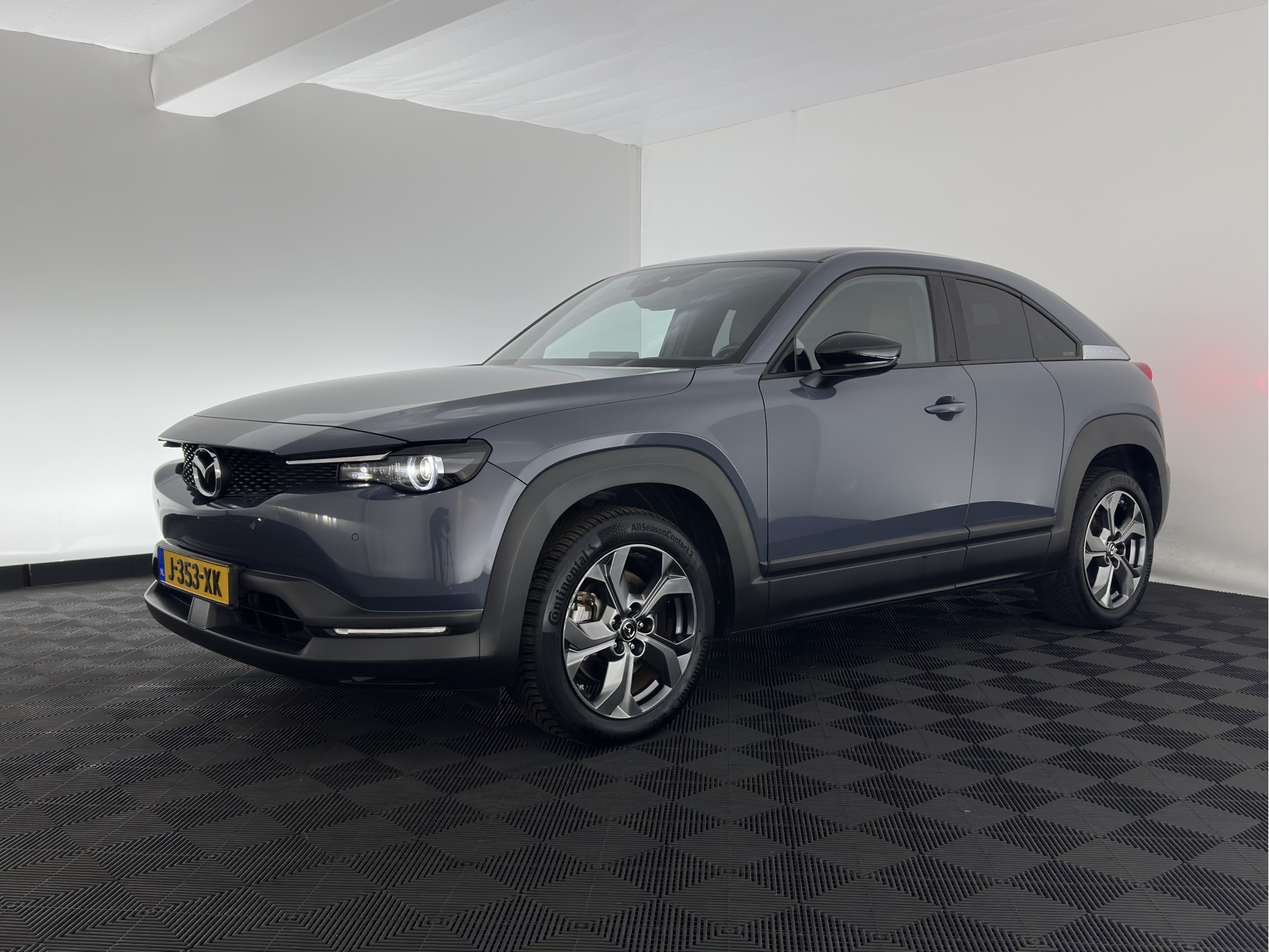 Mazda MX-30 e-SkyActiv 145 First Edition 36 kWh {SOH-92%} (INCL-BTW) Aut.*LEATHER-MICROFIBRE | FULL-LED | NAVI-FULLMAP | KEYLESS | BLIND-SPOT |  ADAPTIVE-CRUISE | HEAD-UP | CAMERA | DIGI-COCKPIT | MEMORY-PACK | SHIFT-PADDLES | 18"ALU*