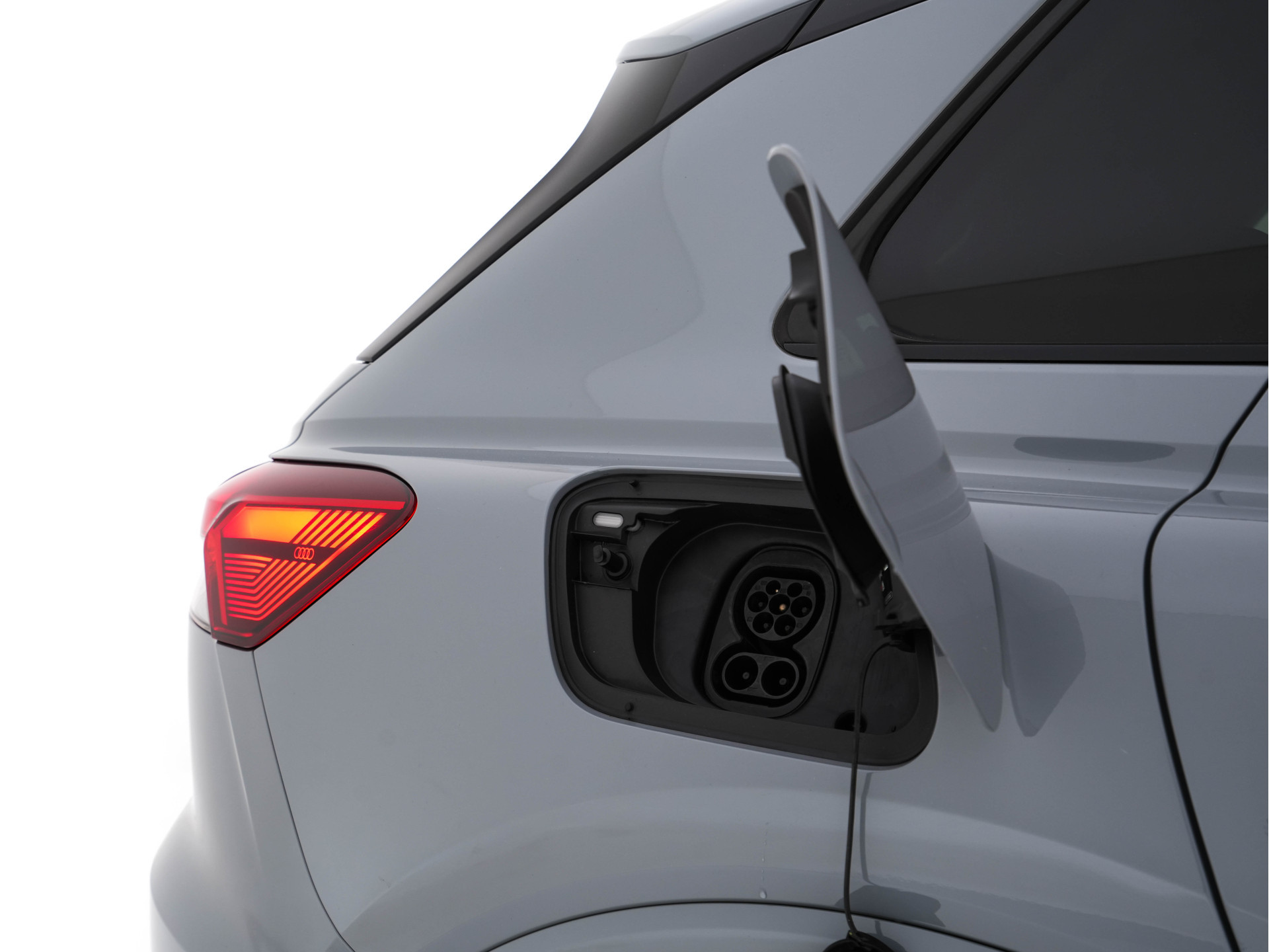 Audi Q4 e-tron 40 S-line Launch edition Competition 77 kWh [ 3-Fase-11kW ] {SOH-93%} (INCL-BTW) *HEATPUMP | LEATHER-FABRIC | SONOS-AUDIO | MATRIX-LED | ADAPTIVE-CRUISE | HEATED-SPORTSEATS | AMBIENTLIGHT | DIGI-COCKPIT | CAMERA | KEYLESS | DAB+ | NAVI-FULL