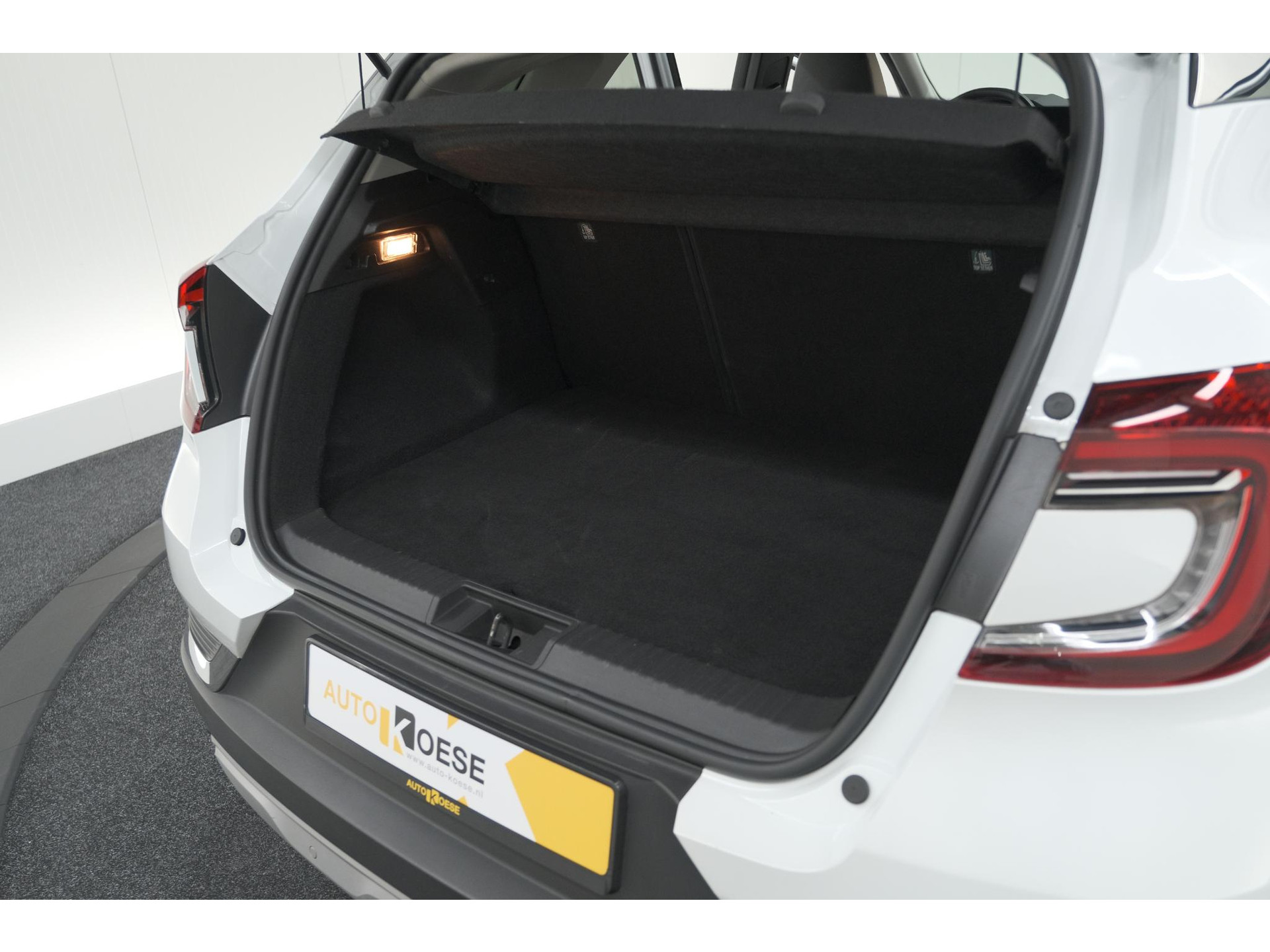 Renault Captur 1.6 E-Tech Plug-in Hybrid 160 Intens | Trekhaak | Camera | Adaptieve Cruise Control | Dodehoekdetectie