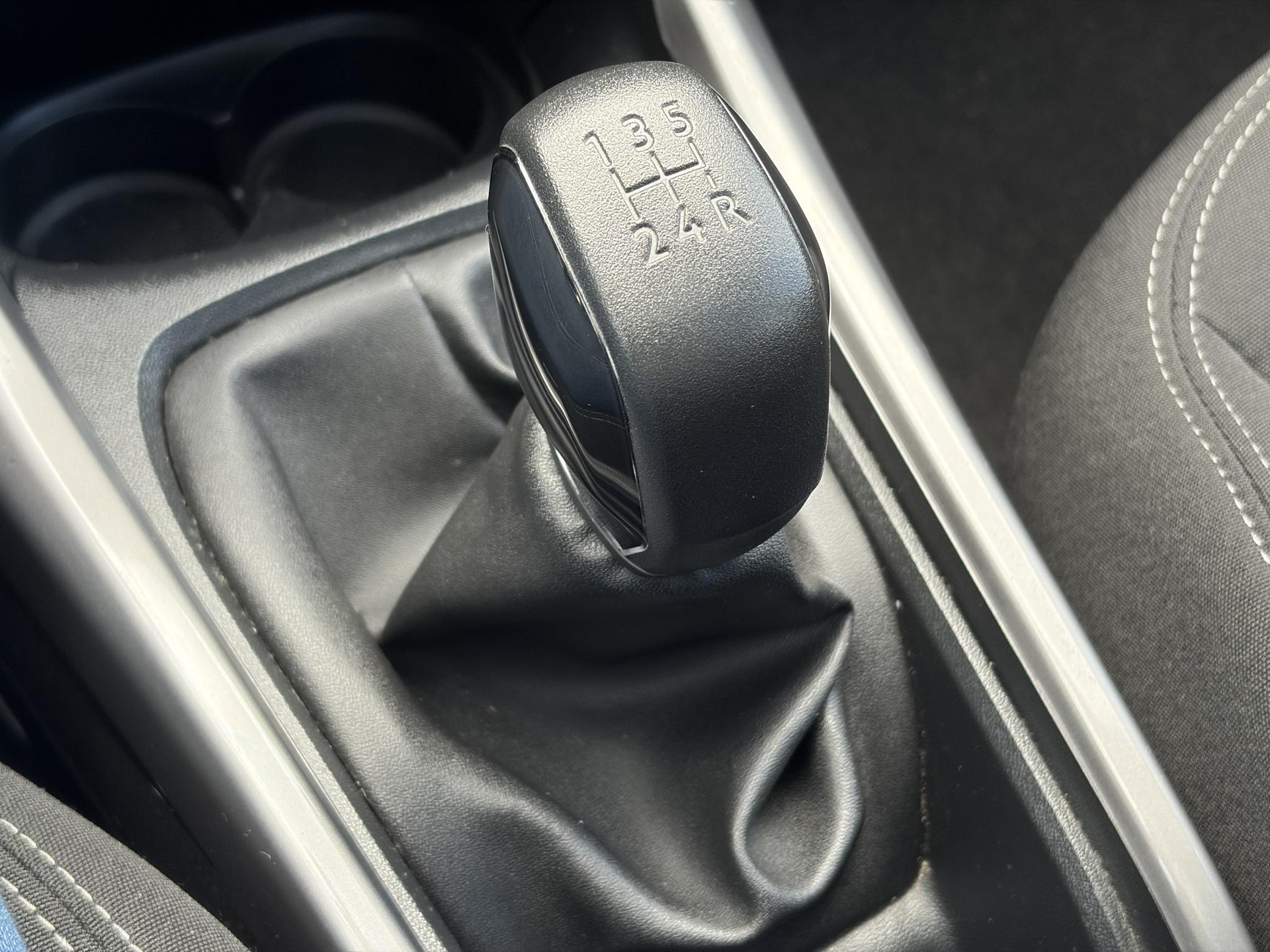Peugeot 2008 1.2 PureTech Blue Lion D-riem vv in 2024 l Pano l Navi l 110pk l Trekhaak l Carplay l Airco l Cruise l Pdc l Recent beurt gehad l N.A.P l Apk tot 01-2027