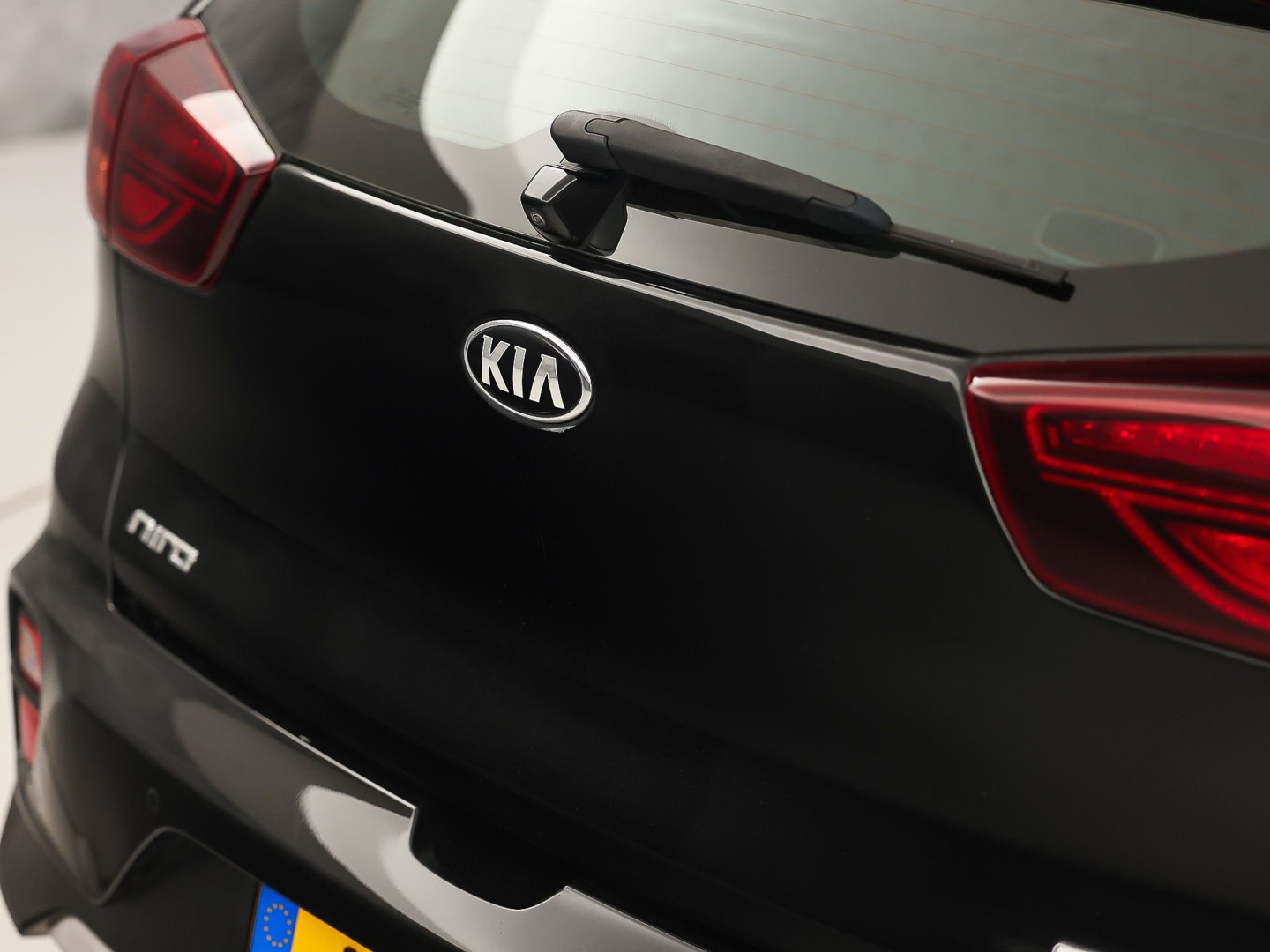 Kia Niro 1.6 GDi Hybrid DynamicLine 141Pk Automaat (APPLE CARPLAY, GROOT NAVI, CAMERA, TREKHAAK, SPORTSTOELEN, ADAPTIVE CRUISE, LANE ASSIST, NIEUWE APK, NIEUWSTAAT)