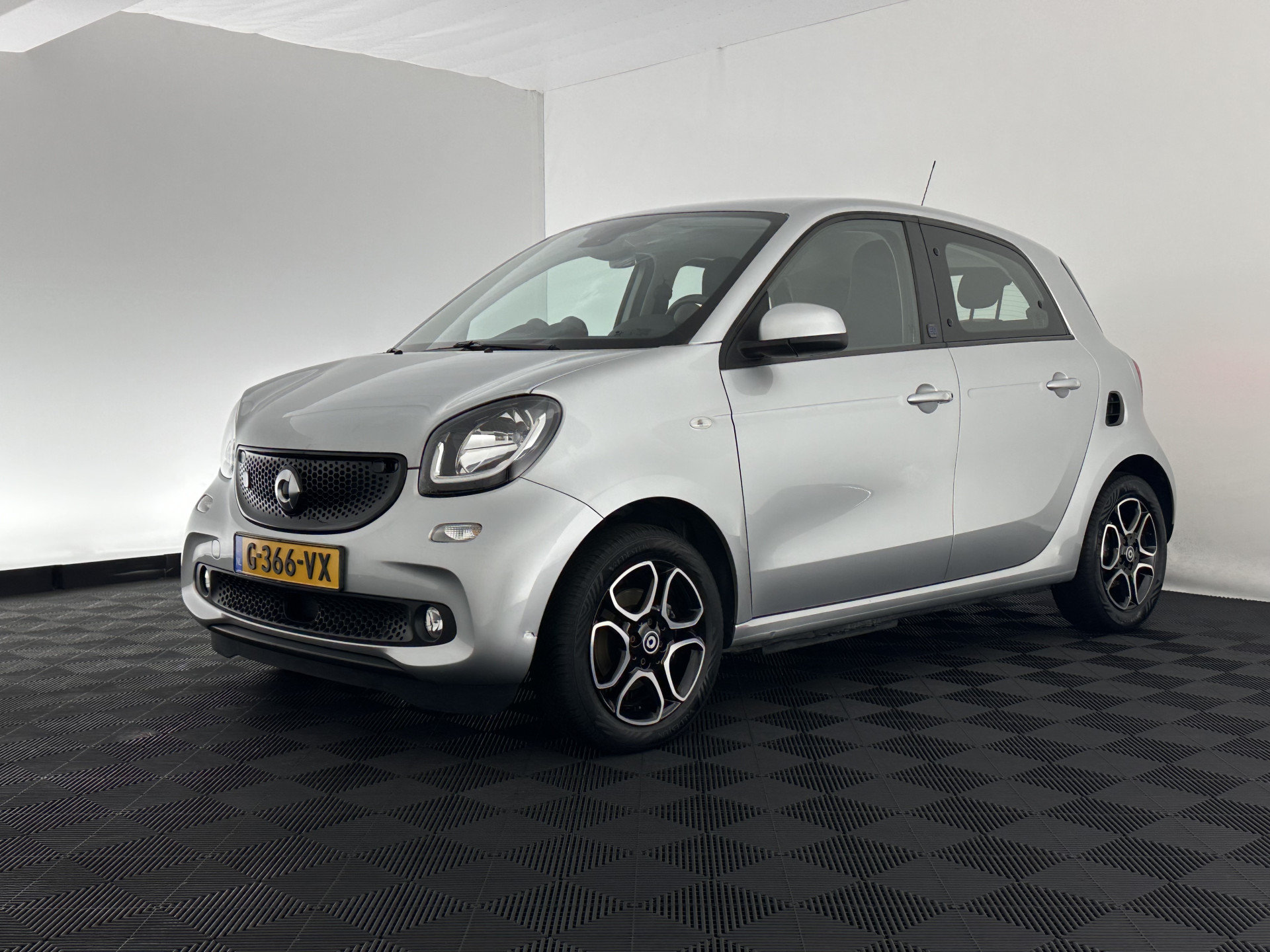 Smart forfour EQ Business Solution 18 kWh [ 3-Fase ] {SOH-89%} (INCL-BTW) Aut. *NAVI-FULLMAP | LEATHER | ECC | CRUISE | HEATED-COMFORT-SEATS | 15"ALU*