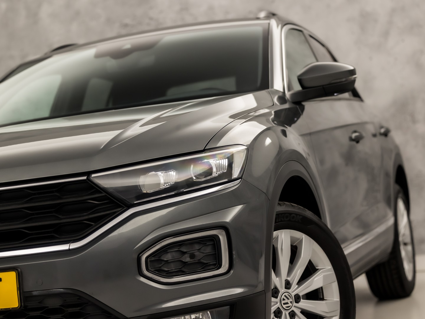 Volkswagen T-Roc 1.5 TSI Sport 150Pk (APPLE CARPLAY, GROOT NAVI, CLIMATE, STOELVERWARMING, ZWART HEMEL, LED KOPLAMPEN, SPORTSTOELEN, GETINT GLAS, ELEK ACHTERKLEP, ADAPTIVE CRUISE, NIEUWSTAAT)