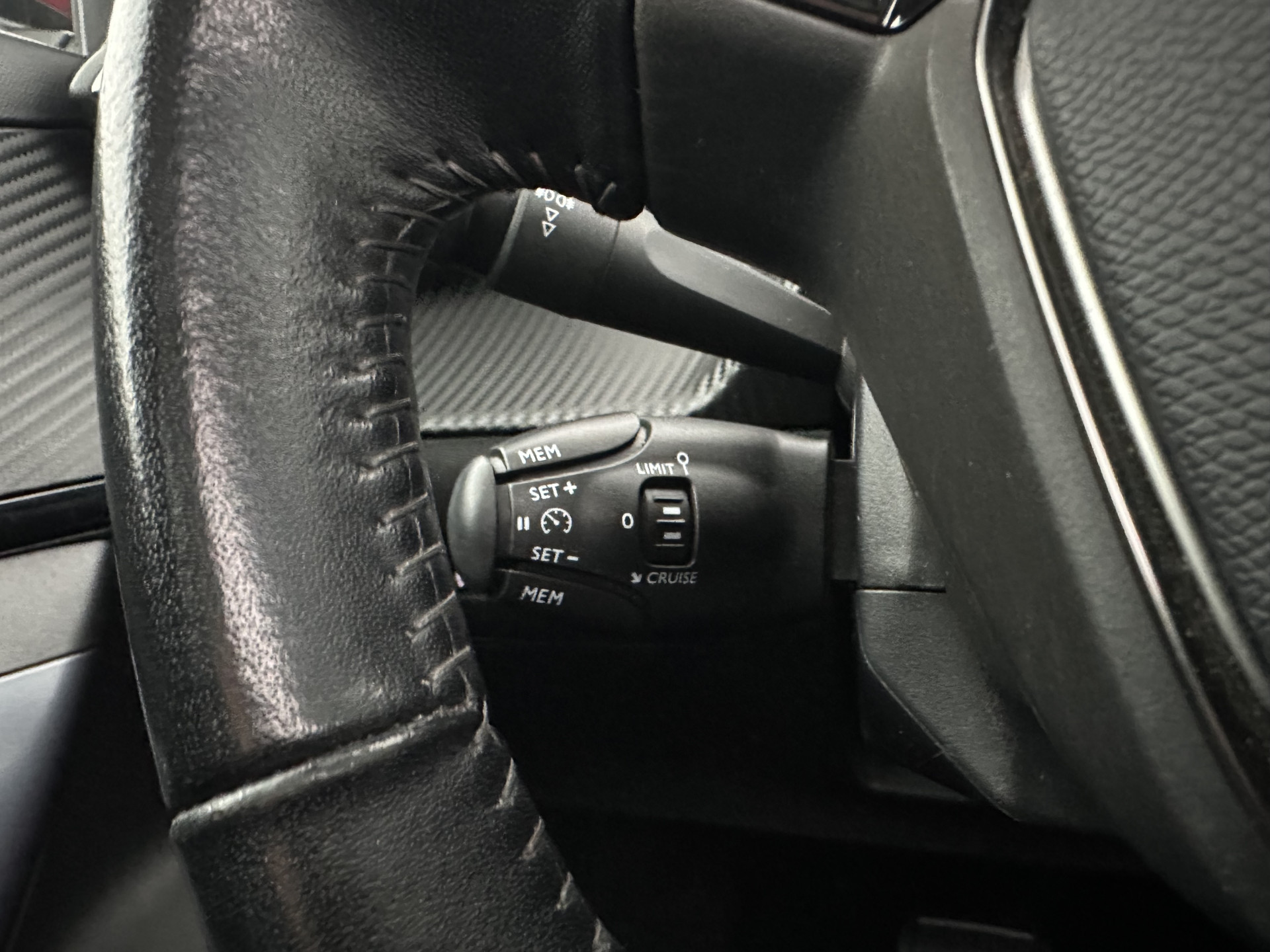 Peugeot e-2008 EV Allure 50 kWh [ 3-Fase ] {SOH-84%} (INCL-BTW) *PANO | LEATHER-FABRIC | FULL-LED | SPORT-SEATS | DIGI-COCKPIT | CAMERA | KEYLESS | PRIVACY-GLASS | DAB+ | NAVI-FULLMAP | ECC | CARPLAY | LANE-ASSIST | PDC | CRUISE | 17''ALU*