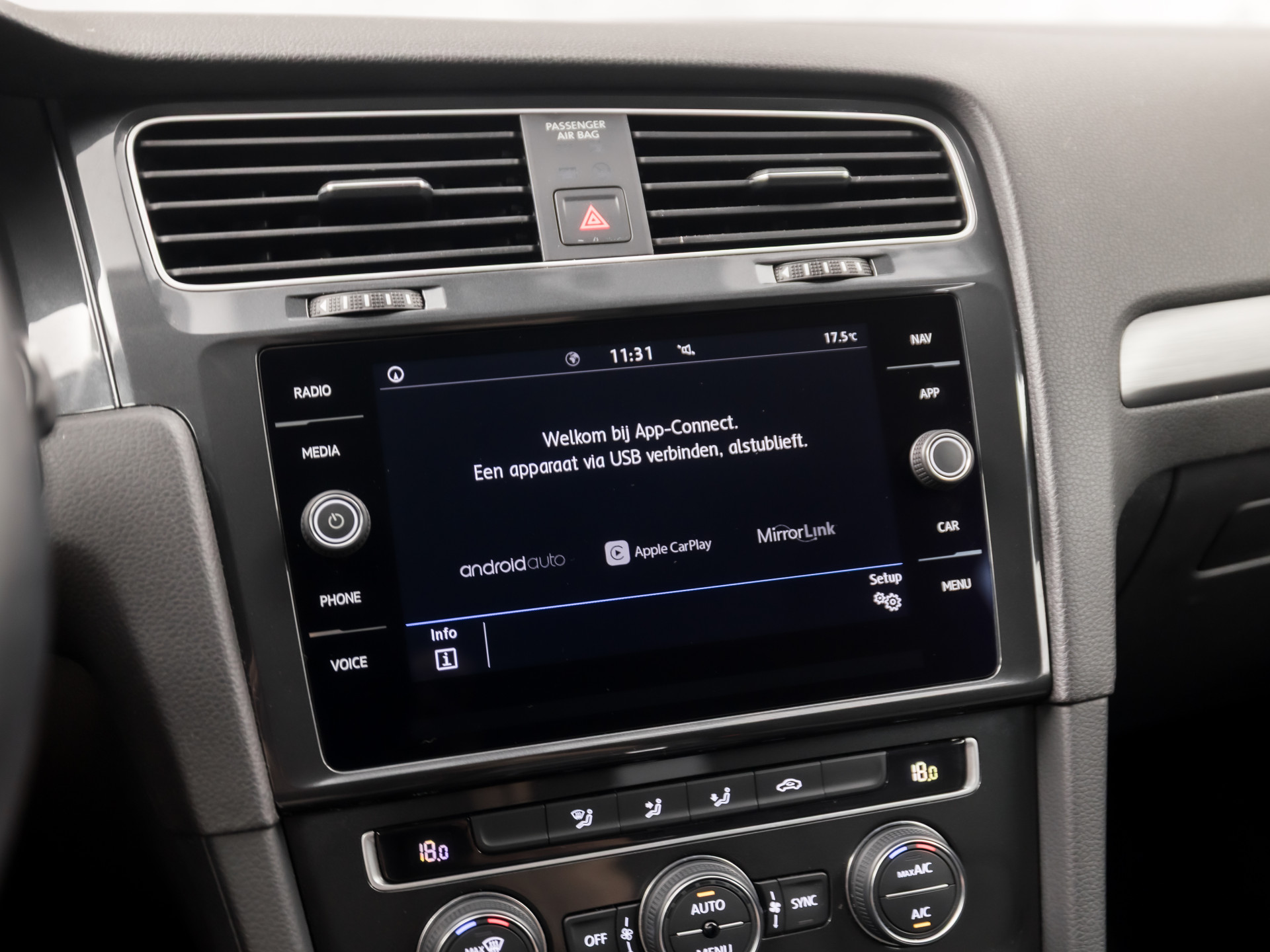 Volkswagen Golf Variant 1.0 TSI Sportline 116Pk Automaat (GROOT NAVI, APPLE CARPLAY, CLIMATE, ADAPTIVE CRUISE, PARKEERSENSOREN, LM VELGEN, NIEUWE APK, NIEUWSTAAT)