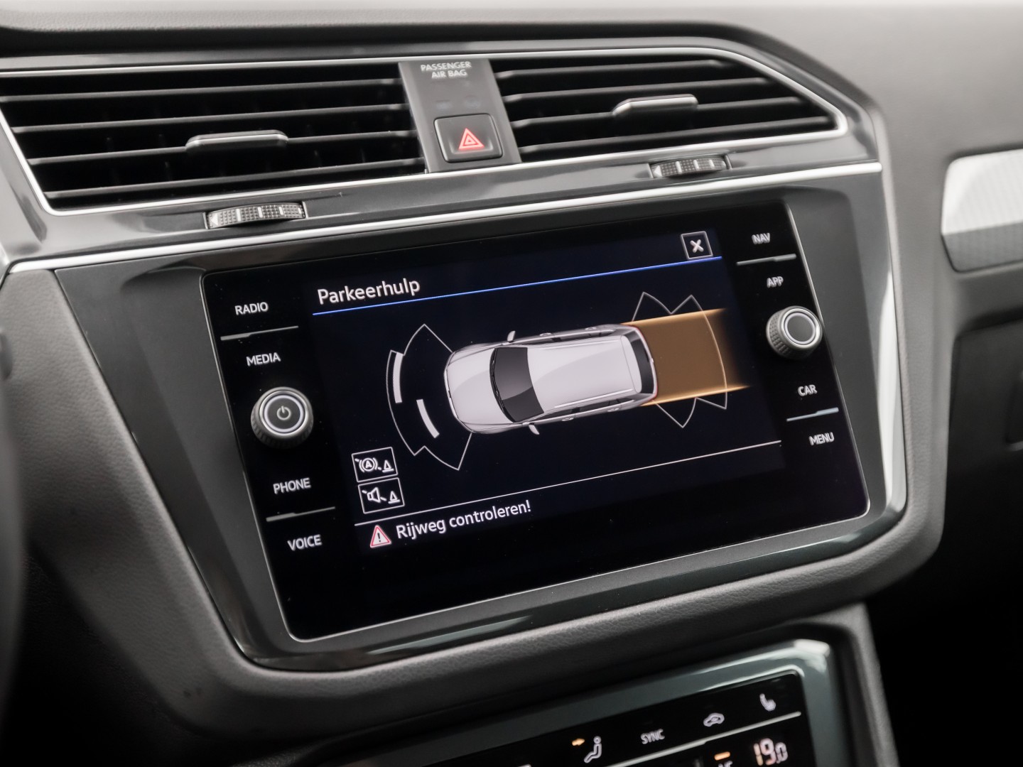 Volkswagen Tiguan 1.5 TSI Life Sport 150Pk Automaat (VIRTUAL COCKPIT, APPLE CARPLAY, CLIMATE, KEYLESS, STOELVERWARMING, SPORTSTOELEN, GETINT GLAS, ELEK ACHTERKLEP, ALCANTARA, NIEUWE APK, NIEUWSTAAT)