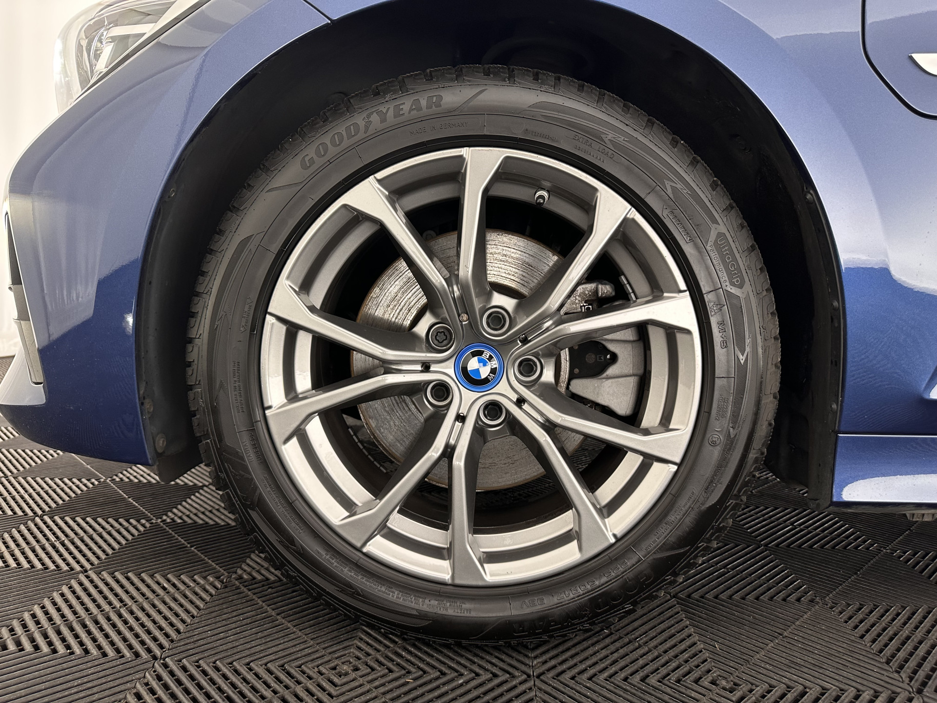 BMW 3-serie Touring 320e Business Edition Plus [Plug-In] (INCL-BTW) Aut. *LEATHER | FULL-LED | HEATED-SPORTSEATS | DIGI-COCKPIT | HIFI-SOUND | NAVI-FULLMAP | PRIVACYGLASS | PDC | AMBIENTLIGHT | DAB | KEYLESS | TOWBAR | 17"ALU* *