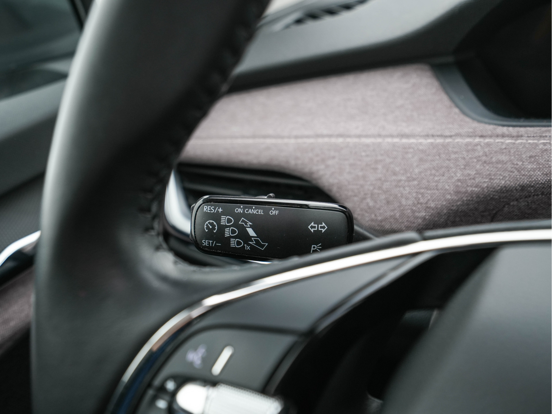 ŠKODA Enyaq iV 60 [ 3-Fase ] {SOH-87%} (INCL-BTW) *PANO | FULL-LED | DIGI-COCKPIT | CAMERA | KEYLESS | NAVI-FULLMAP | PRIVACY-GLASS | AMBIENT-LIGHT | ECC | COMFORT-SEATS | DAB + | PDC | CRUISE | CARPLAY | TOWBAR | 19 "ALU*