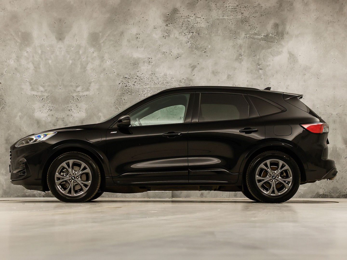 Ford Kuga 2.5 PHEV ST Line 225Pk Automaat (PANORAMADAK, SOH 87,7%, APPLE CARPLAY, LEDER/ALCANTARA, STUUR/STOELVERWARMING, CAMERA, SPORTSTOELEN, HEAD-UP DISPLAY, ADAPTIVE CRUISE, GETINT GLAS, NIEUWE APK, NIEUWSTAAT)
