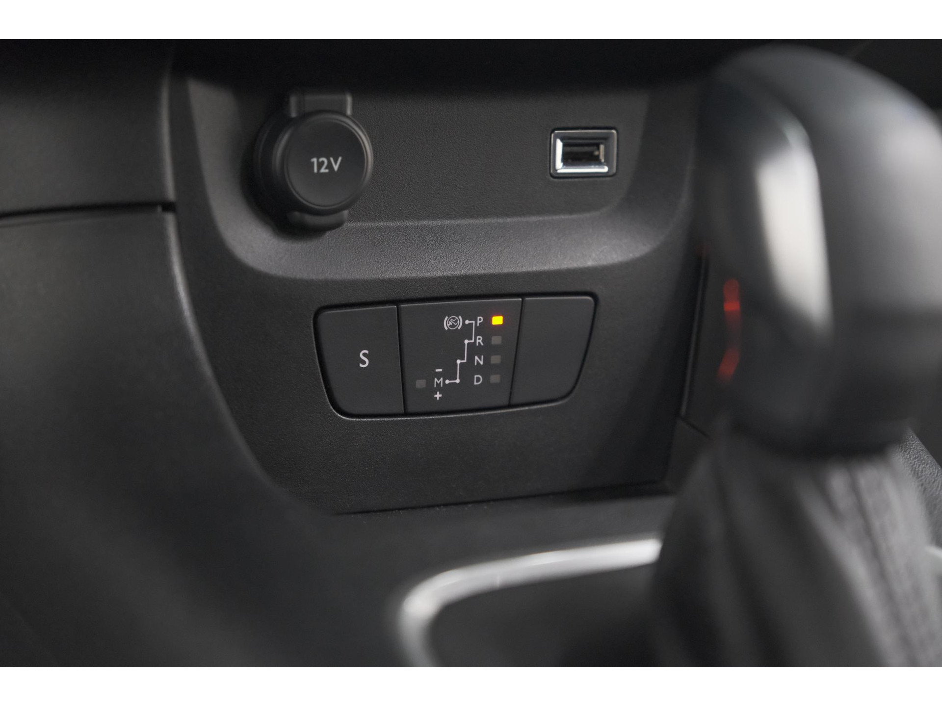 Citroen C3 PureTech 110 EAT6 C-Series | Apple Carplay | Parkeersensoren | Climate Control