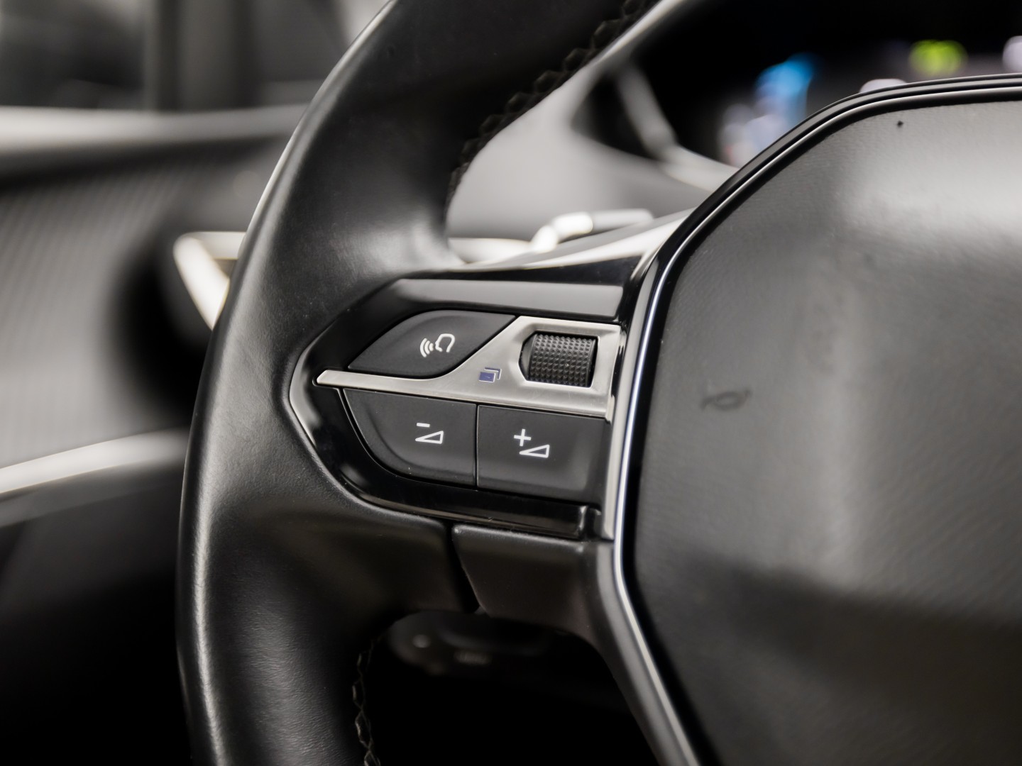Peugeot 3008 1.6 HYbrid 225 Allure Sport 225Pk Automaat (APPLE CARPLAY, GROOT NAVI, 360 CAMERA, LEDER, KEYLESS, SPORTSTOELEN, GETINT GLAS, LANE ASSIST, NIEUWSTAAT)