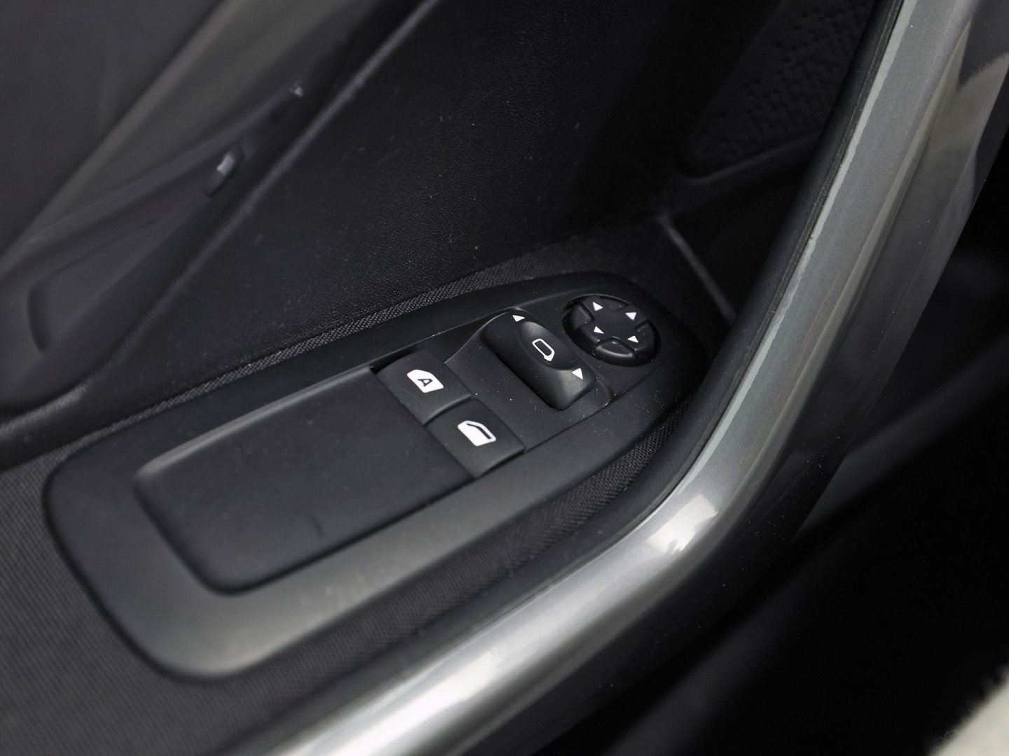Peugeot 2008 1.2 PureTech Sport (SCHERM, CRUISE, SPORTSTOELEN, NIEUWE APK, NIEUWSTAAT)