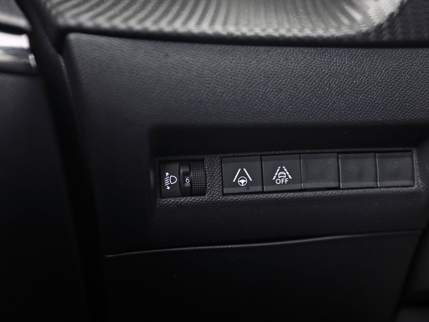 Peugeot 208 1.2 PureTech Allure Pack Automaat (VIRTUAL COCKPIT, BLACK PACK, APPLE CARPLAY, GROOT NAVI, 360 CAMERA, SPORTSTOELEN, GETINT GLAS, LM VELGEN, NIEUWSTAAT)