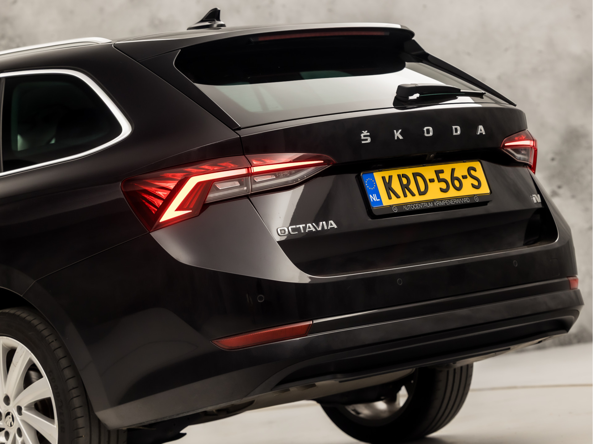 ŠKODA Octavia Combi 1.4 TSI iV PHEV Sport 218Pk Automaat (VIRTUAL COCKPIT, APPLE CARPLAY, GROOT NAVI, CAMERA, STOELVERWARMING, SPORTSTOELEN, GETINT GLAS, CRUISE, NIEUWE APK, NIEUWSTAAT)