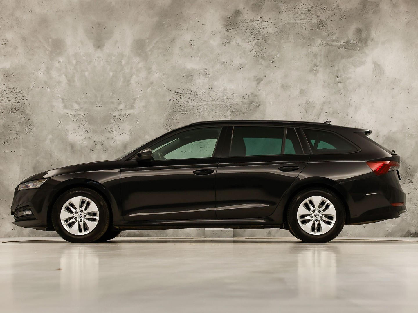 Škoda Octavia Combi 1.0 TSI Sport (KUIPSTOELEN, 1e EIGENAAR, APPLE CARPLAY, GROOT NAVI, GETINT GLAS, ZWART HEMEL, KEYLESS, NIEUWSTAAT)