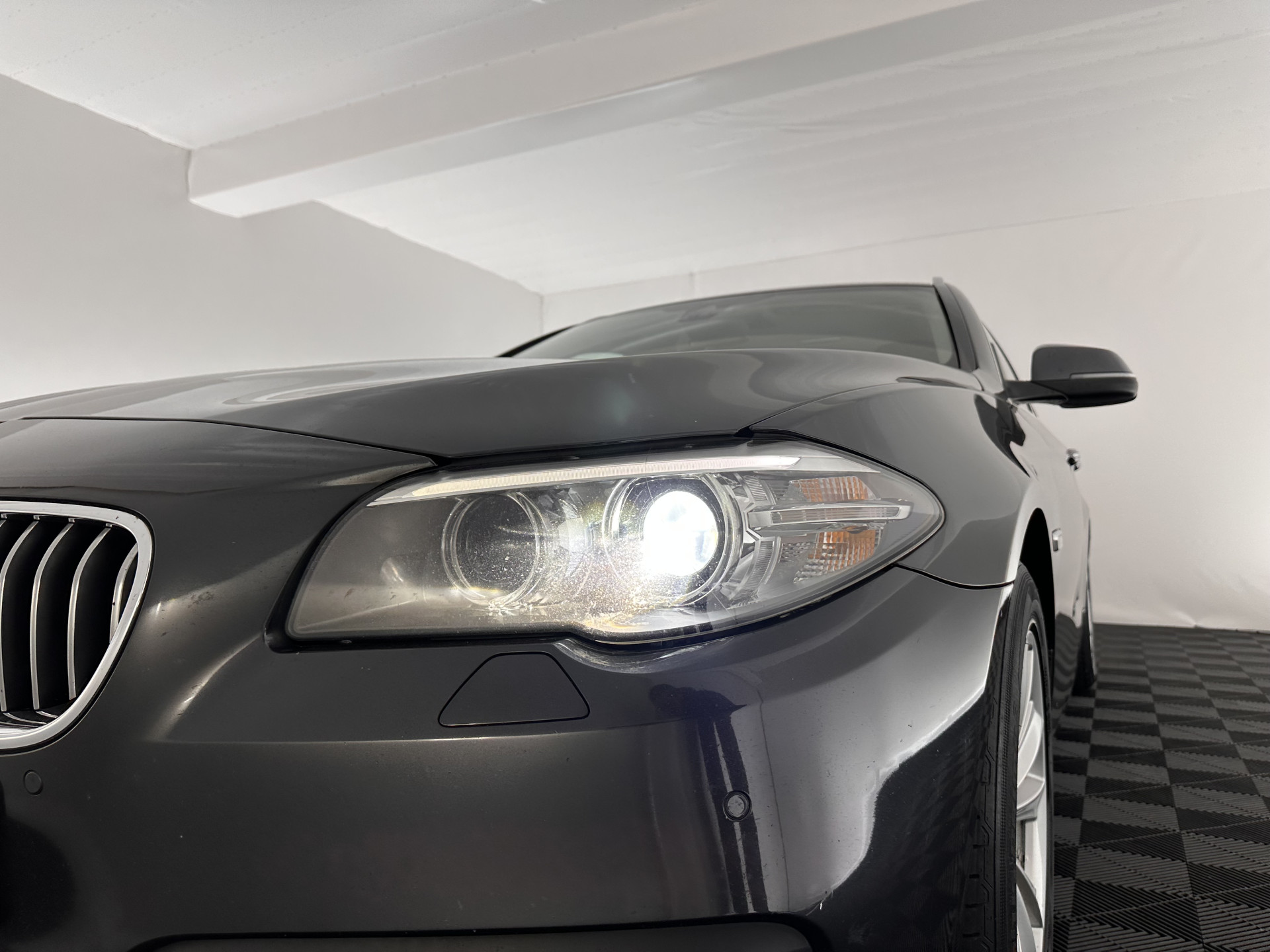 BMW 5-serie Touring 518d Executive Aut. *NAVI-FULLMAP | BI-XENON | CARPLAY |  LANE-ASSIST | TOWBAR | ECC | PDC | CRUISE | COMFORT-SEATS | AMBIENT-LIGHT | 17''ALU*