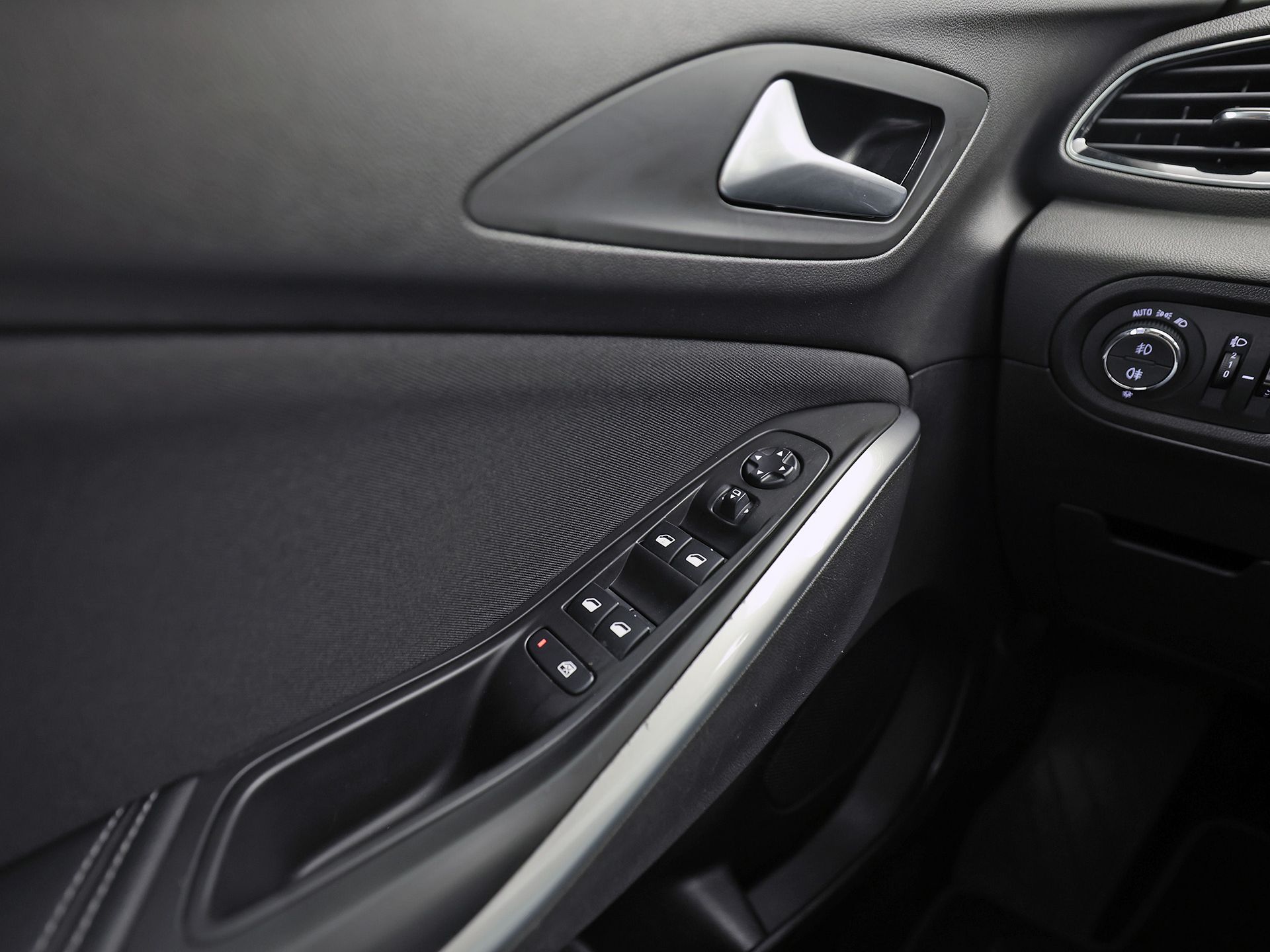 Opel Grandland X 1.2 Turbo Sport Automaat (APPLE CARPLAY, GROOT NAVI, CLIMATE, STUUR/STOELVERWARMING, SPORTSTOELEN, PARKEERSENSOREN, GETINT GLAS, CRUISE, NIEUWSTAAT)