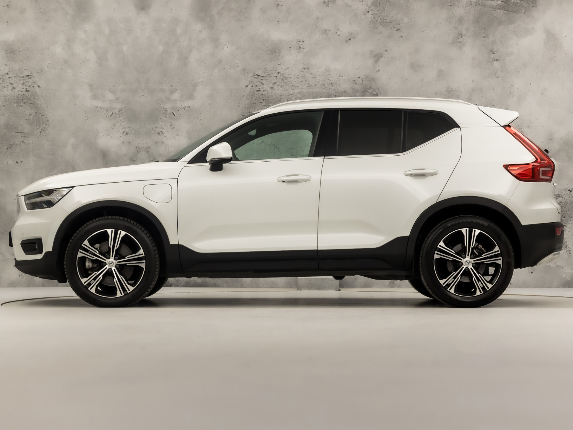 Volvo XC40 1.5 T5 Recharge Inscription Sport 262Pk Automaat (PANORAMADAK, APPLE CARPLAY, MEMORY SEAT, ZWART HEMEL, CAMERA, LEDER, SPORTSTOELEN, ELEK ACHTERKLEP, NIEUWSTAAT)