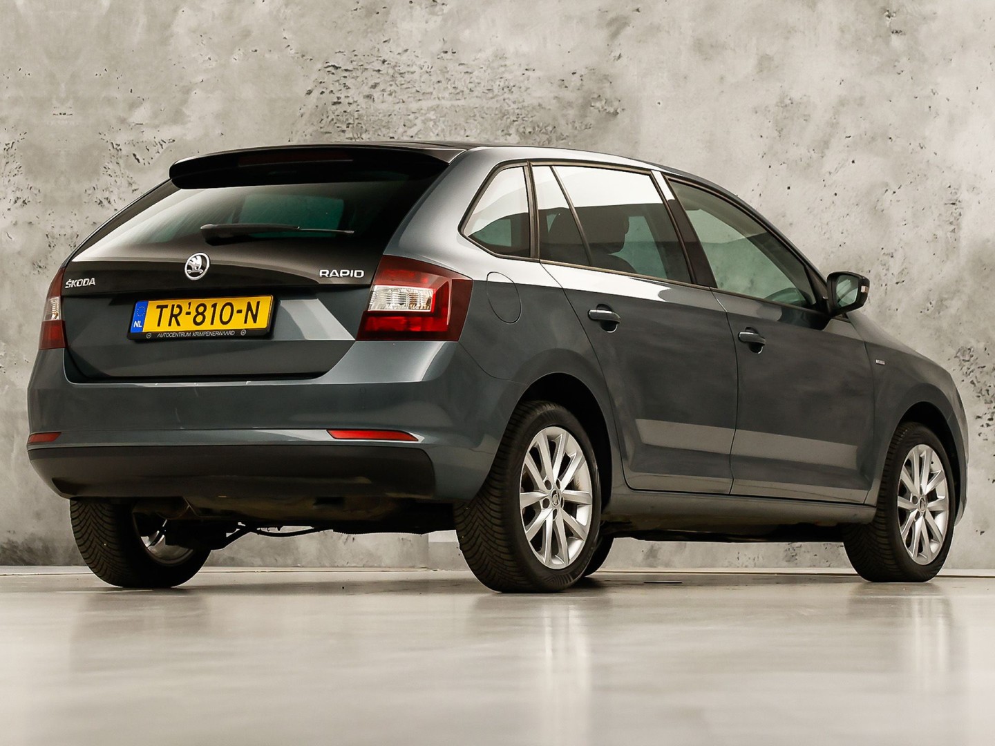 Škoda Rapid Spaceback 1.0 TSI Sport Automaat (PANORAMADAK, NAVIGATIE, CLIMATE, STOELVERWARMING, SPORTSTOELEN, GETINT GLAS, CRUISE, PARKEERSENSOREN, NIEUWSTAAT)