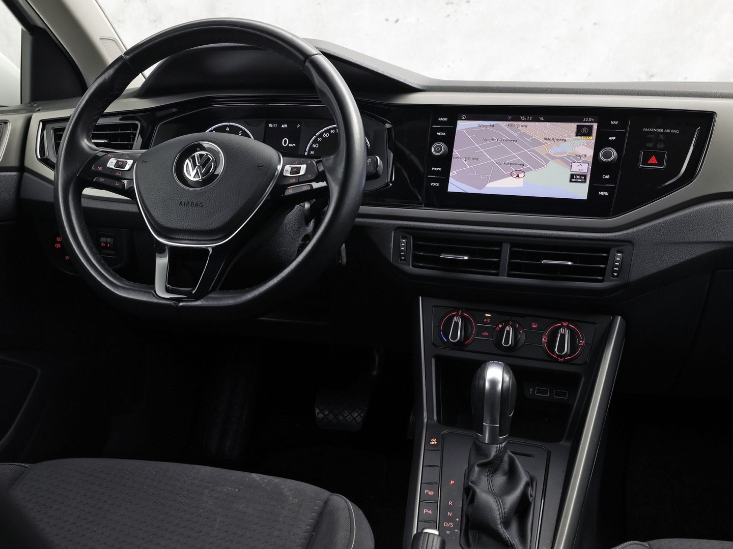 Volkswagen Polo 1.0 TSI Sportline Automaat (APPLE CARPLAY, GROOT NAVI, GETINT GLAS, ADAPTIVE CRUISE, SPORTSTOELEN, PARKEERSENSOREN, NIEUWE APK, NIEUWSTAAT)